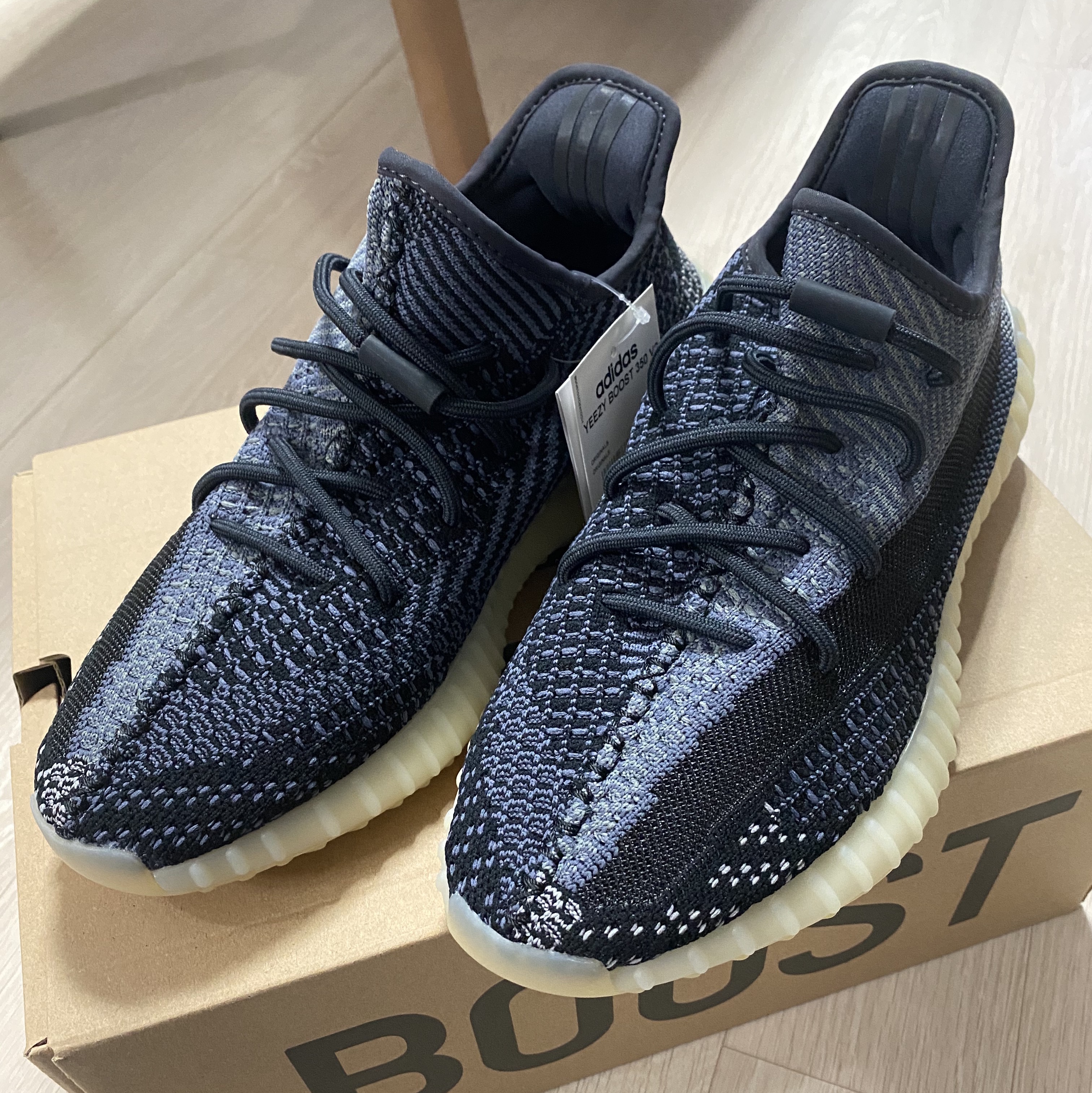 Adidas Yeezy Boost 350 V2 Carbon 착용 스타일