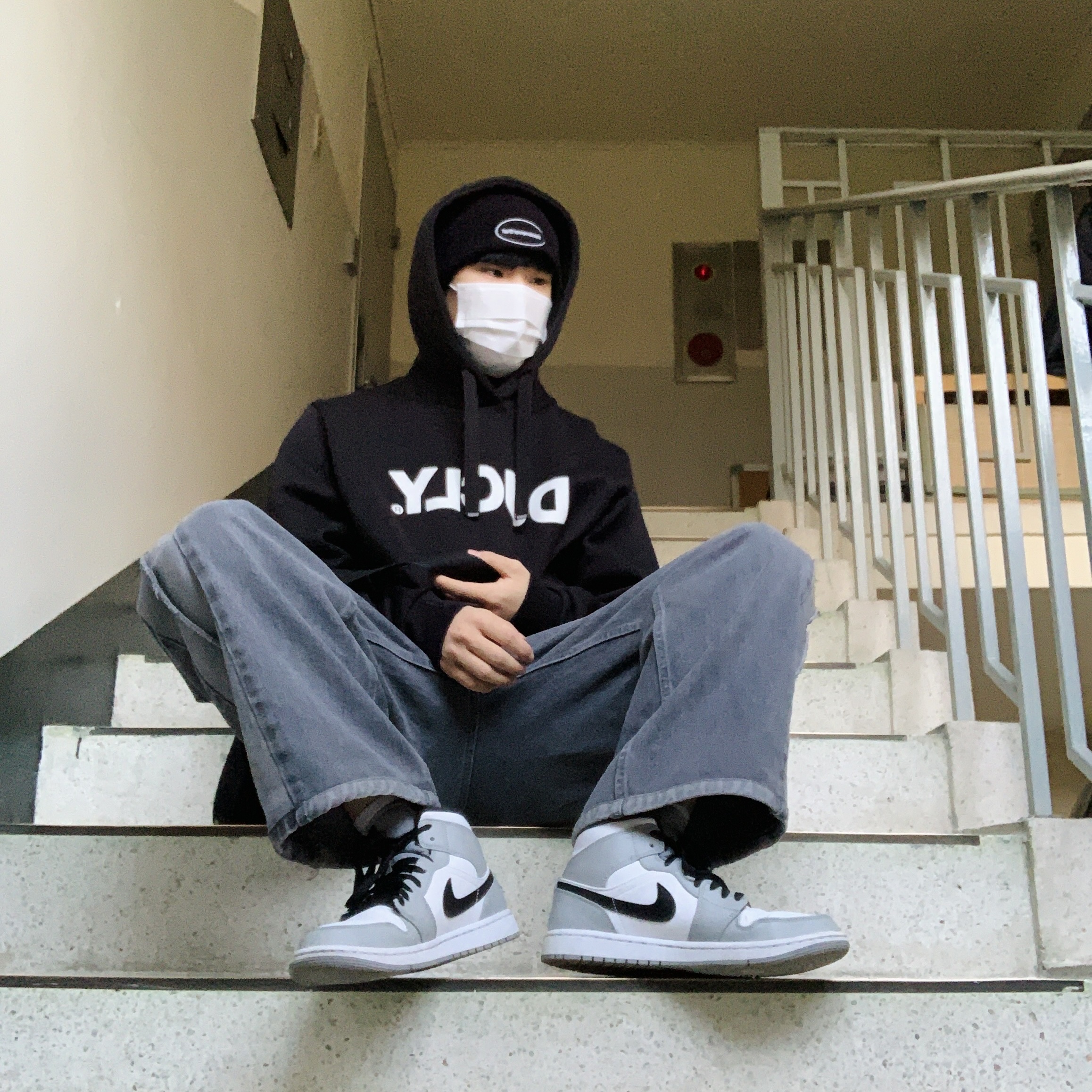 Jordan 1 Mid Light Smoke Grey 착용 스타일