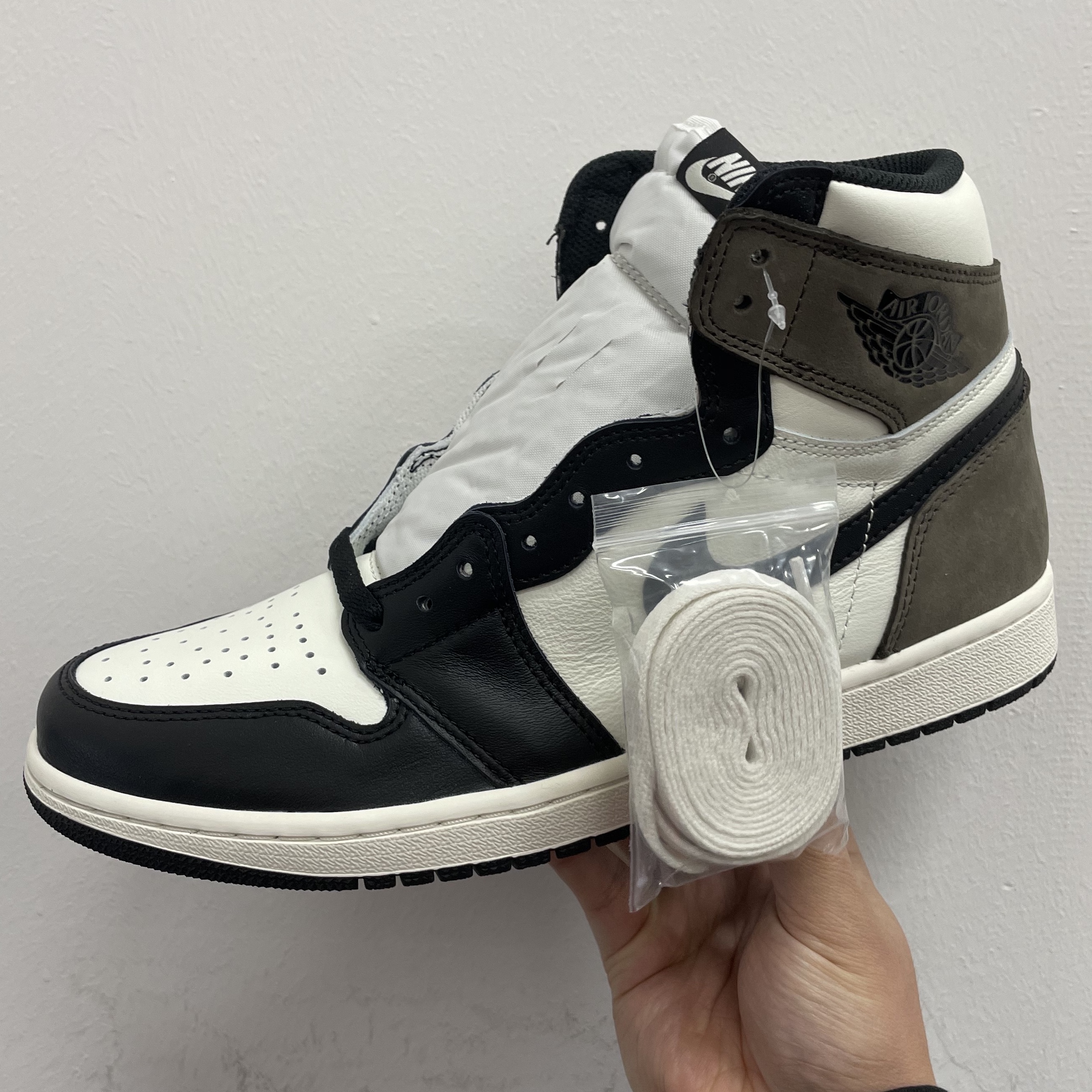 Jordan 1 Retro High OG Black Mocha 착용 스타일