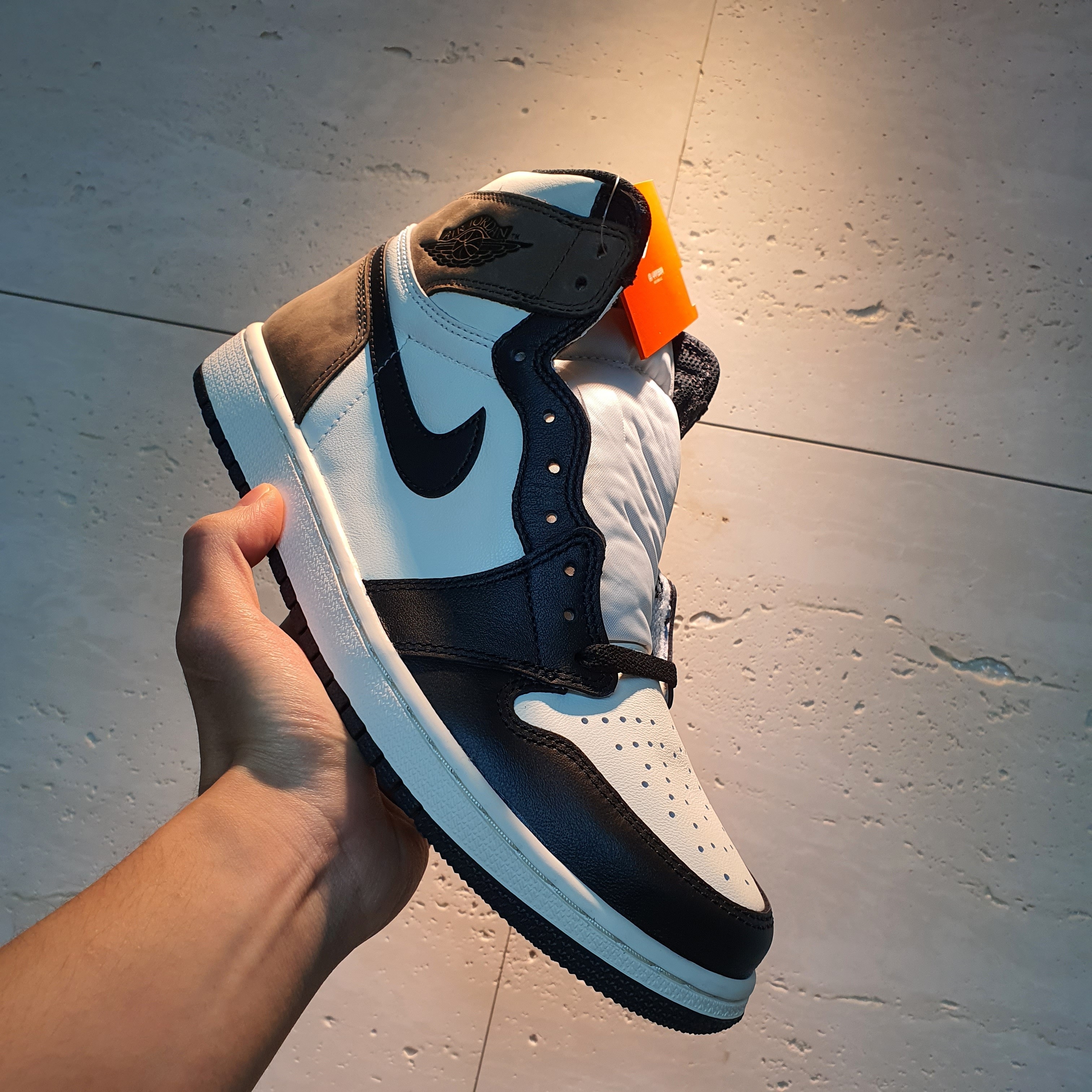 Jordan 1 Retro High OG Black Mocha 착용 스타일 - 1