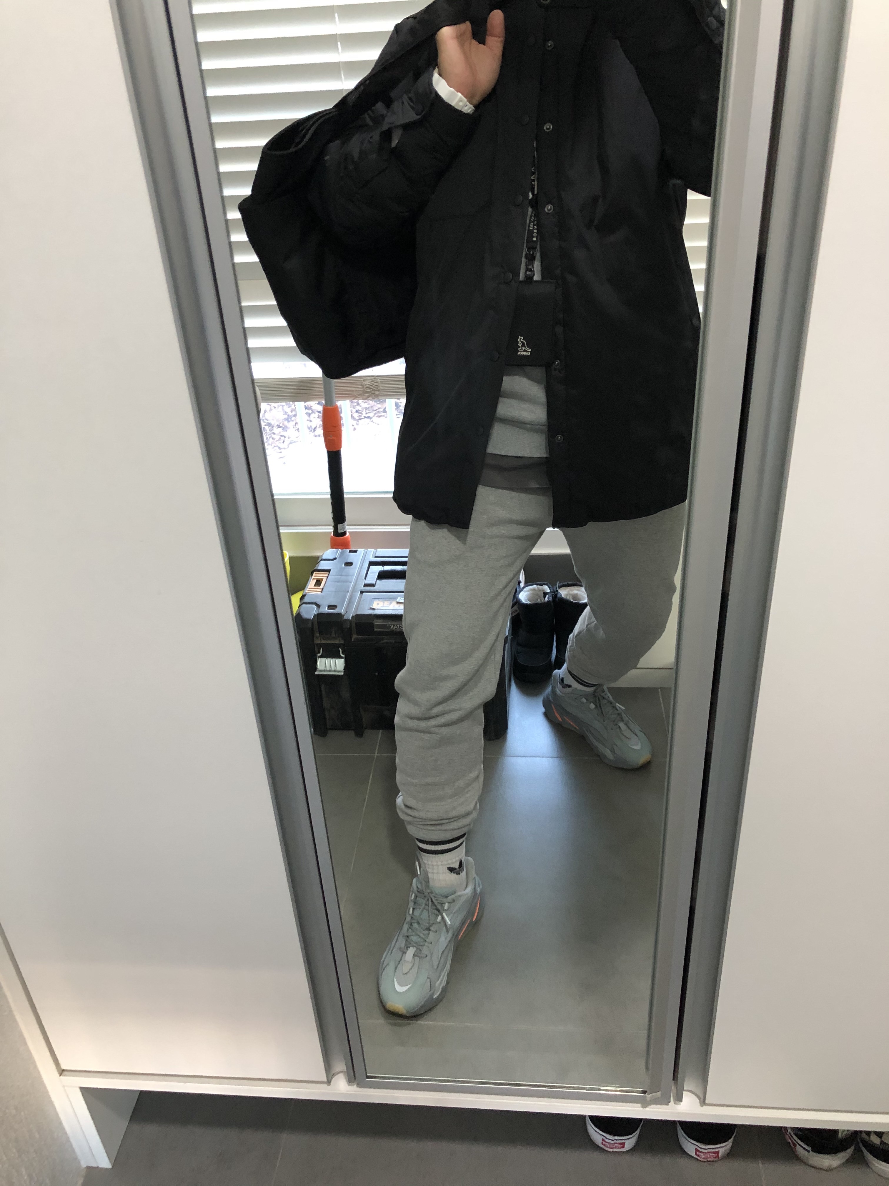 Adidas Yeezy Boost 700 V2 Inertia 착용 스타일 - 1