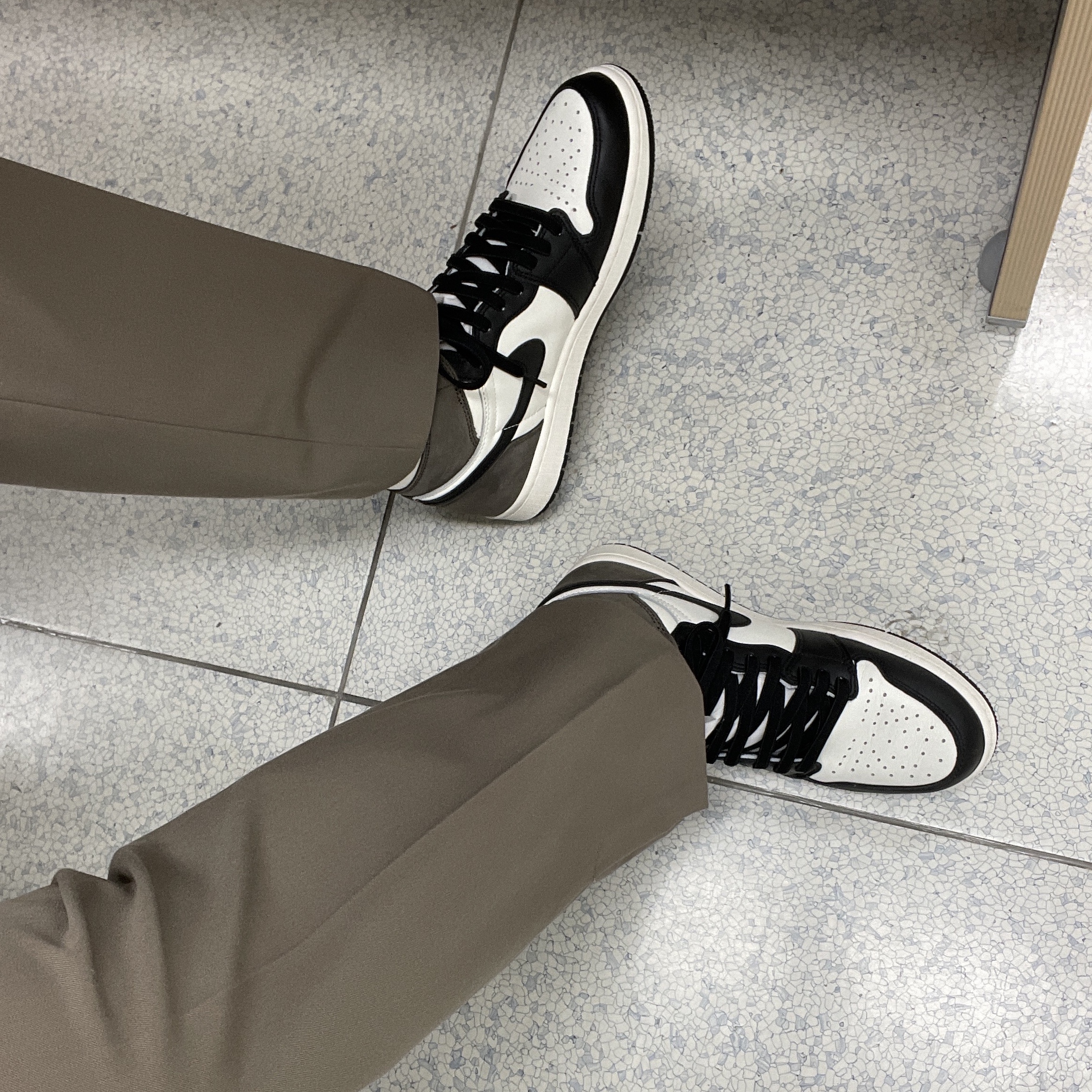 Jordan 1 Retro High OG Black Mocha 착용 스타일