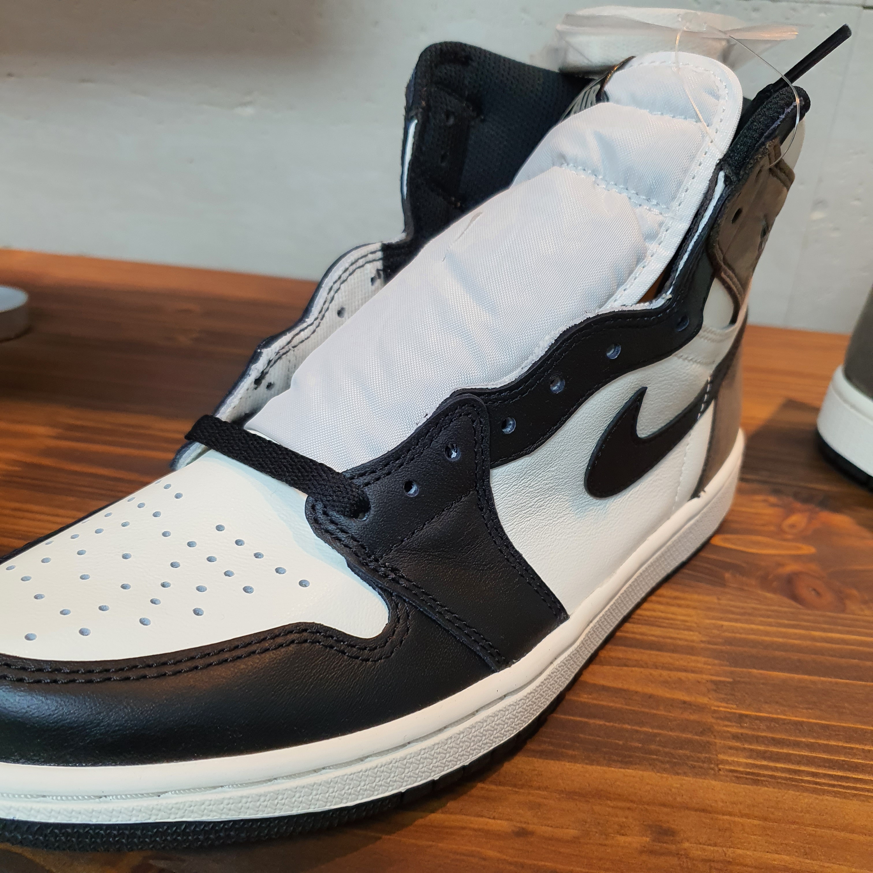 Jordan 1 Retro High OG Black Mocha 착용 스타일 - 5