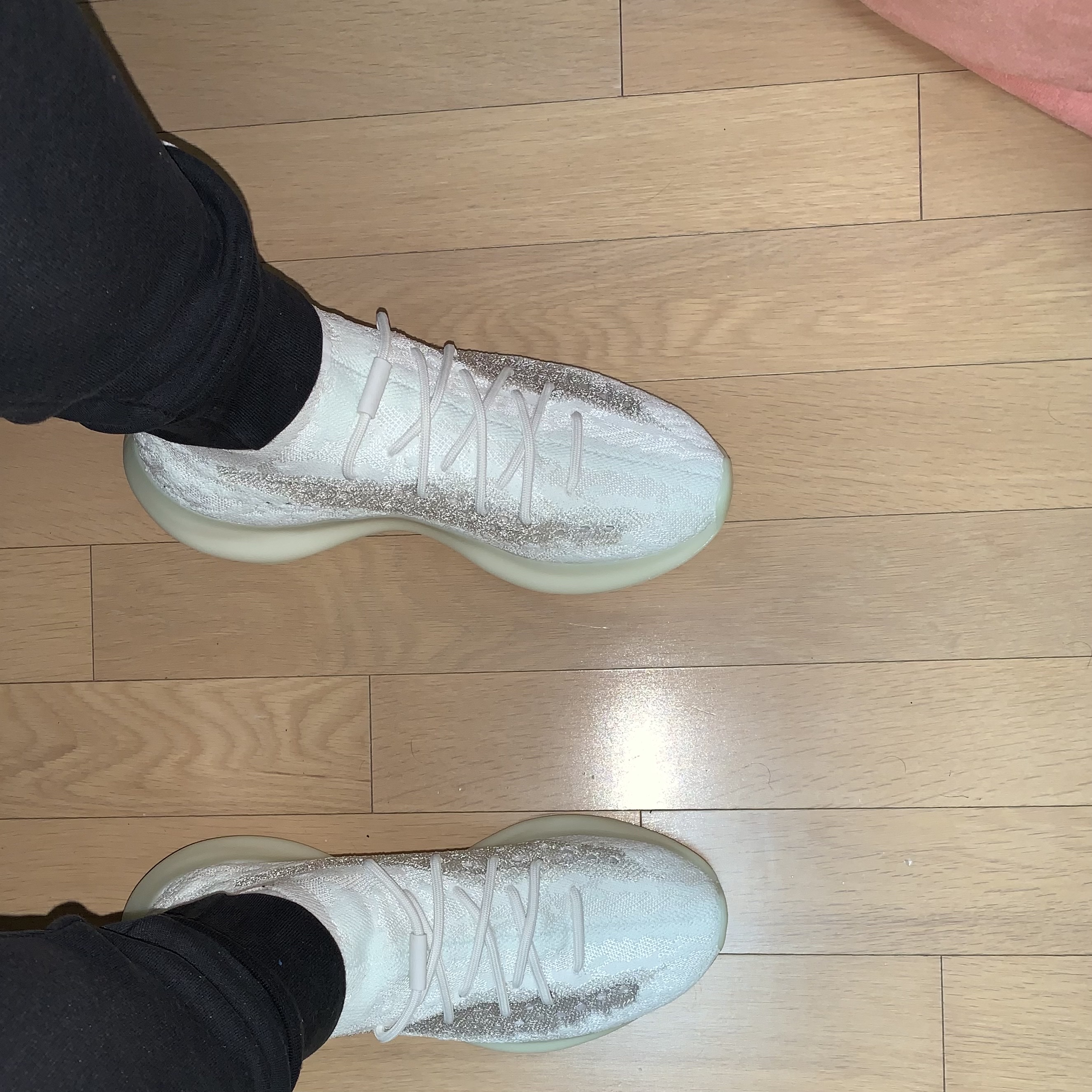 Adidas Yeezy Boost 380 Calcite Glow 착용 스타일 - 3