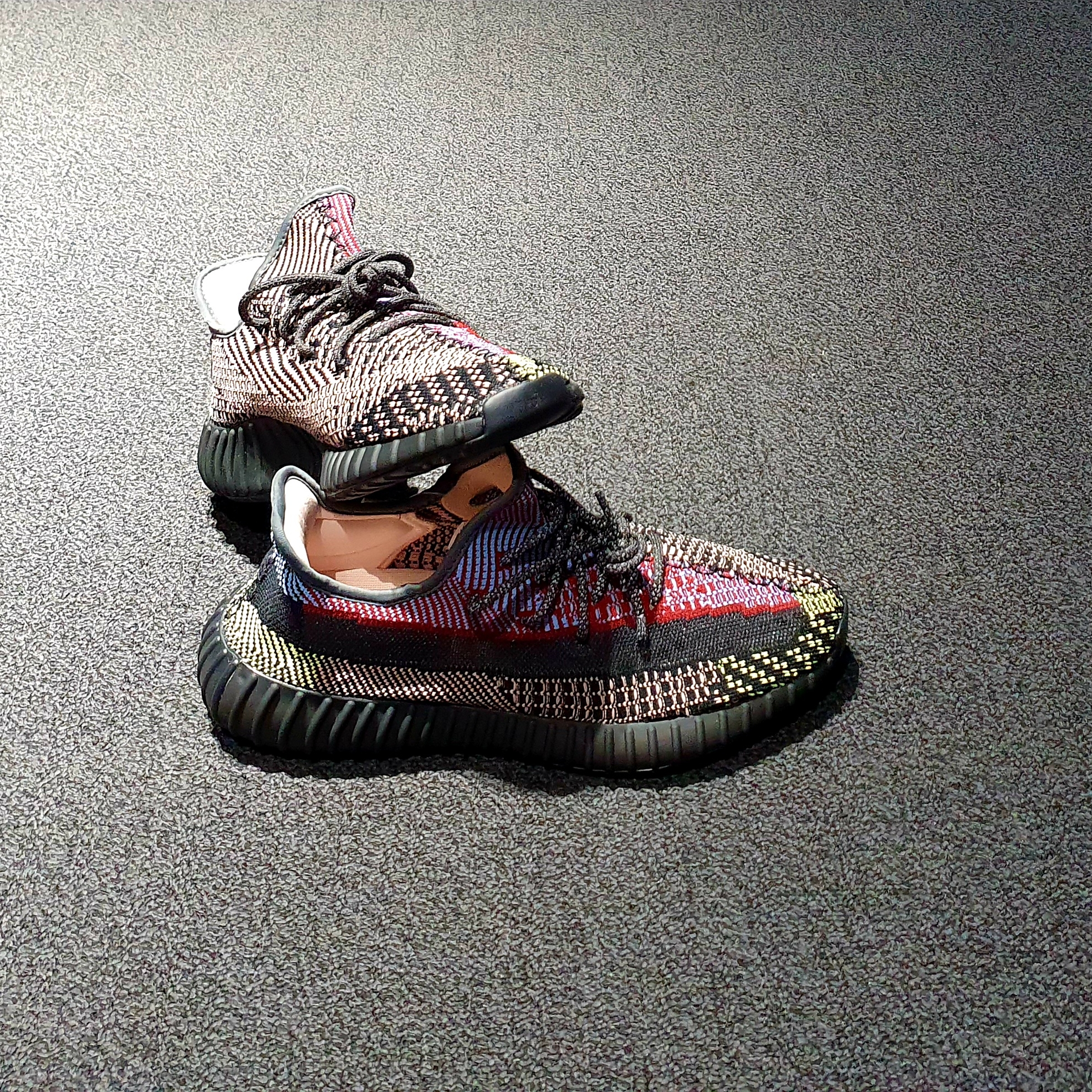 Adidas Yeezy Boost 350 V2 Yecheil - Non-Reflective 착용 스타일