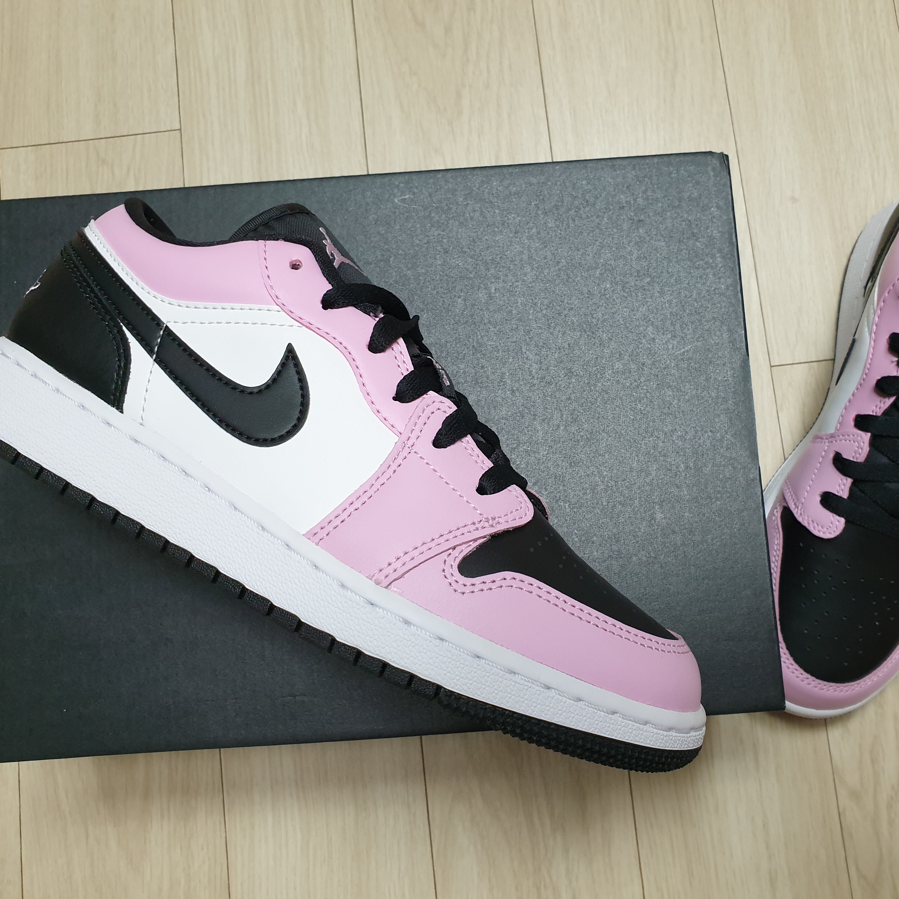 (GS) Jordan 1 Low Light Arctic Pink 착용 스타일 - 1