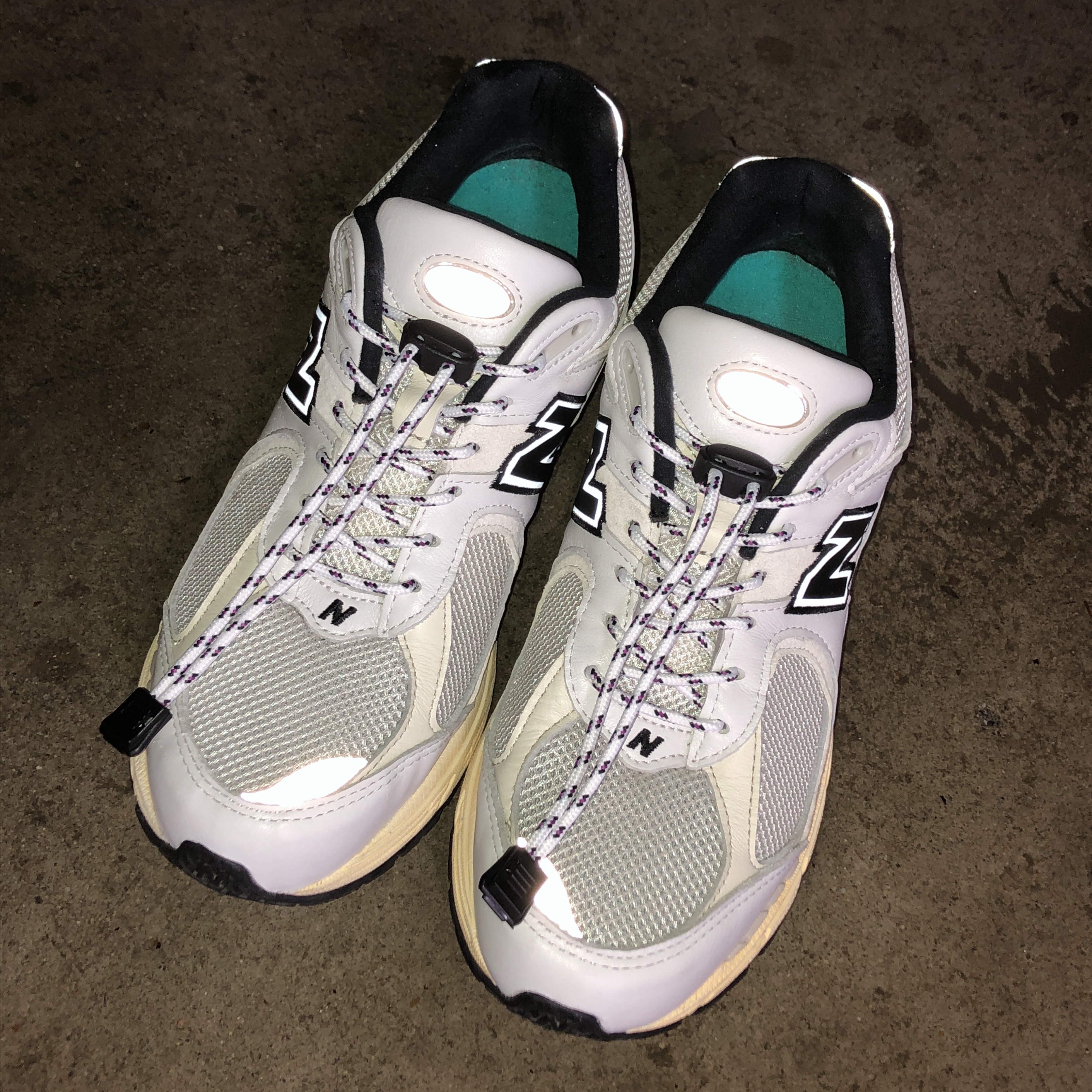 New Balance x Thisisneverthat 2002R White 착용 스타일 - 3