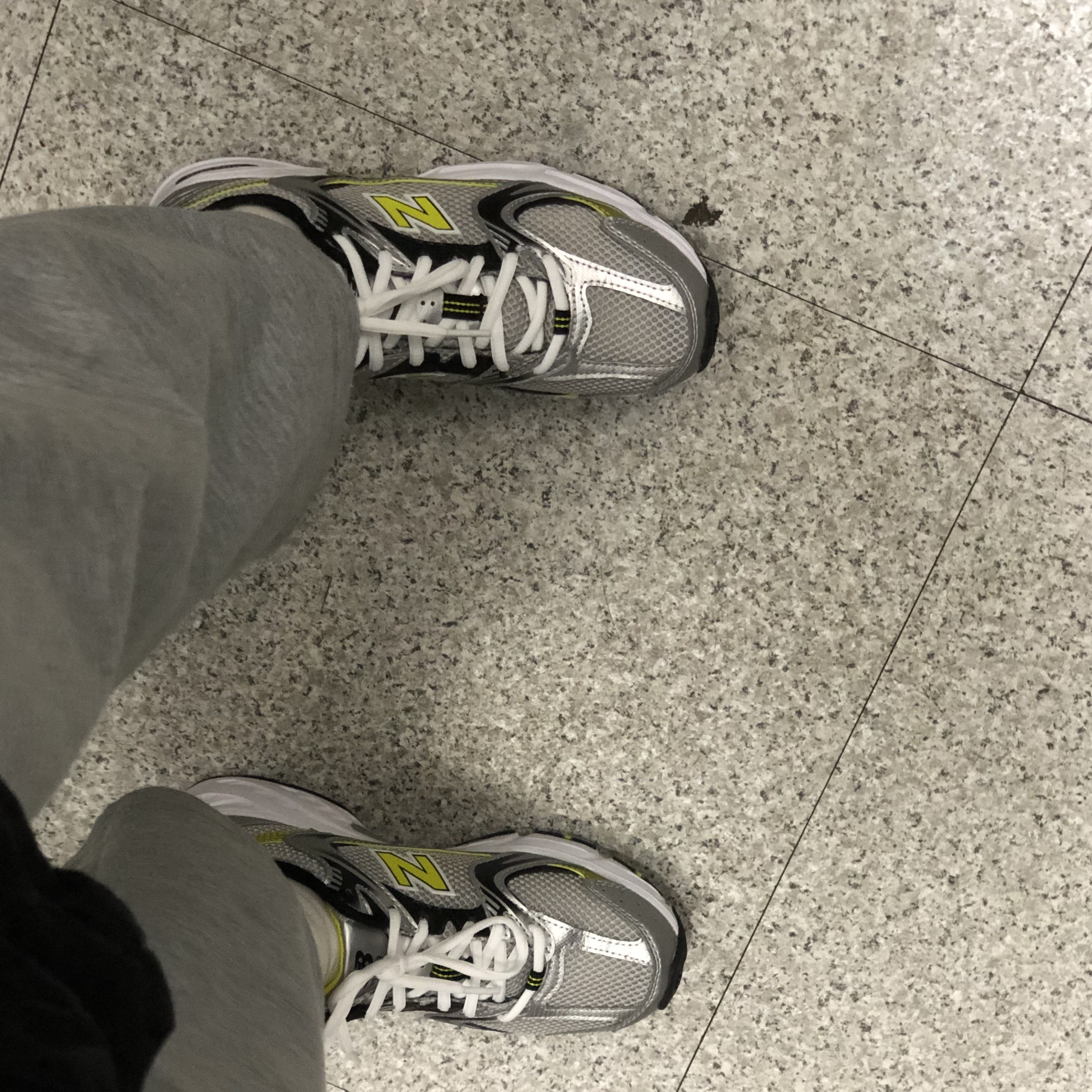 New Balance 530 Silver 착용 스타일 - 2