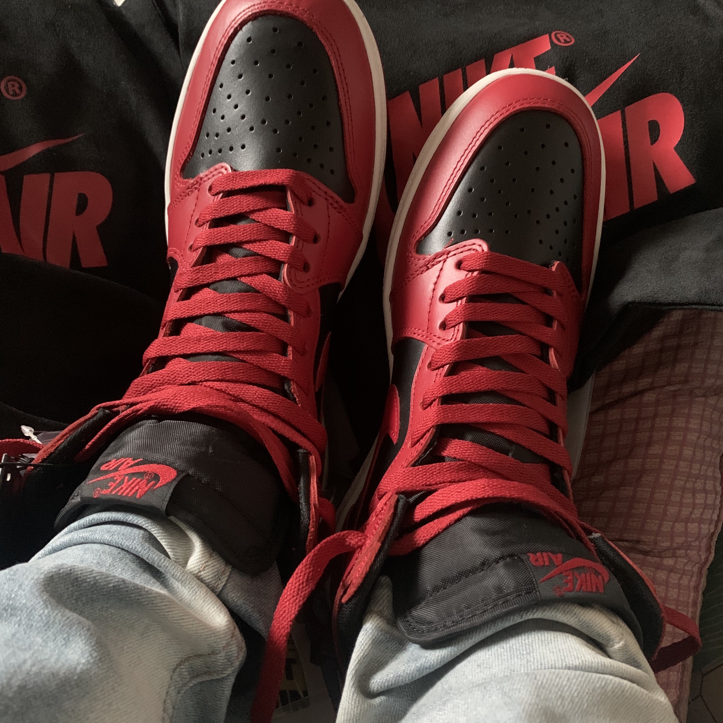 Jordan 1 High 85 Varsity Red 착용 스타일