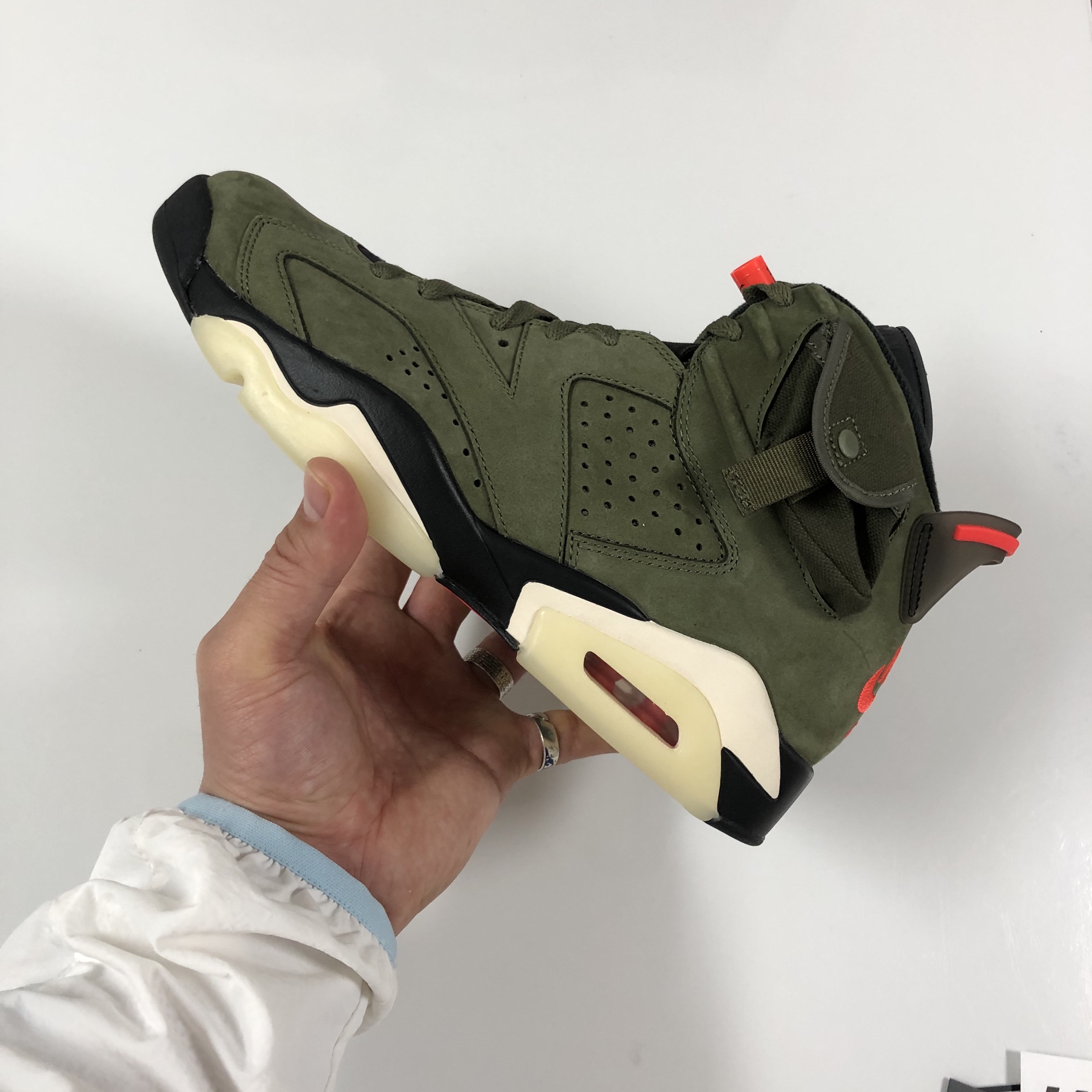 Jordan 6 x Travis Scott Retro Olive 착용 스타일 - 1