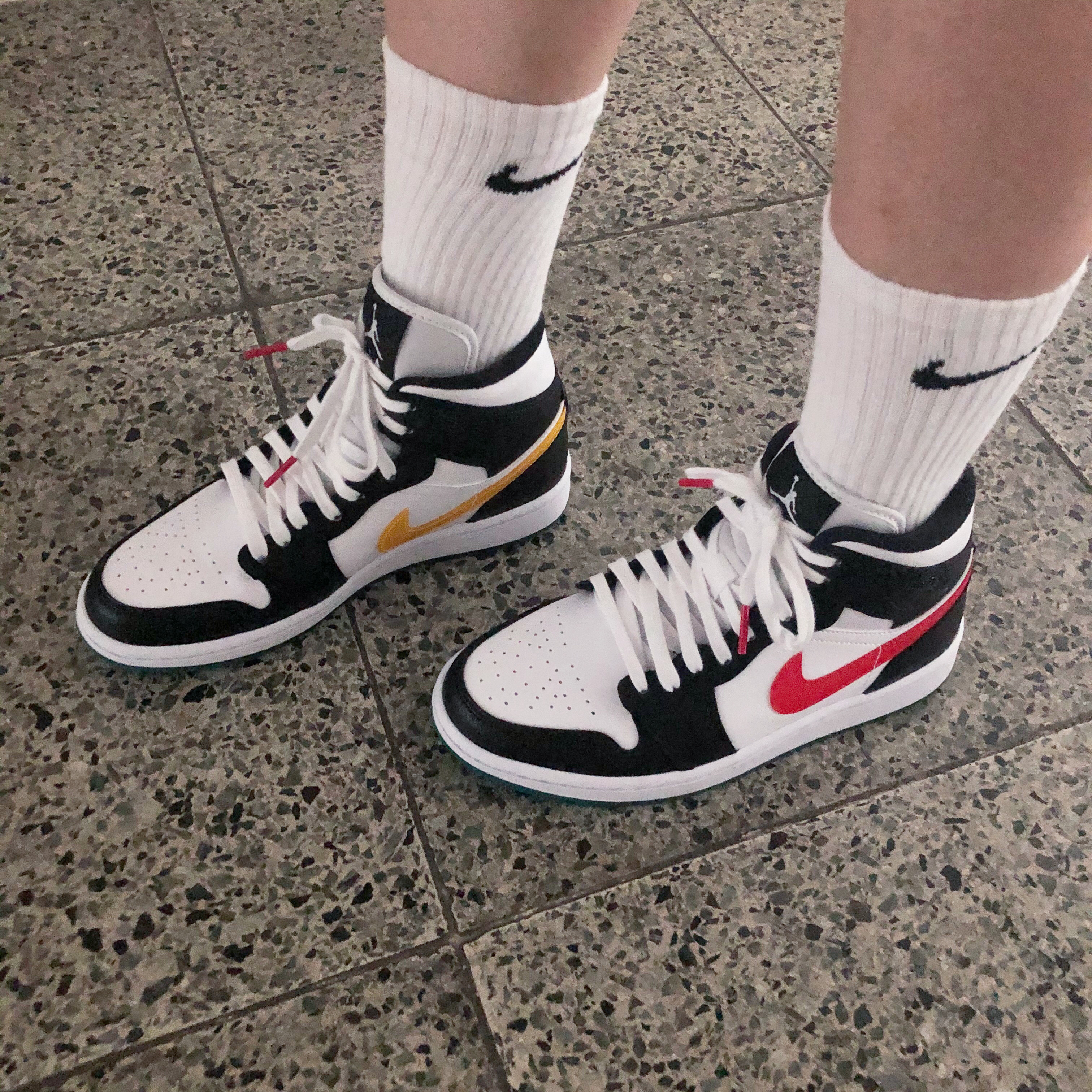 (W) Jordan 1 Mid Alternate Swooshes 착용 스타일