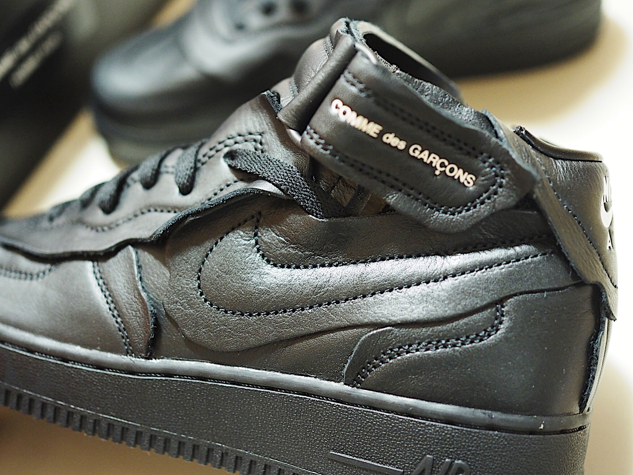 Nike x Comme des Garcons Homme Plus Air Force Mid Black 착용 스타일 - 3