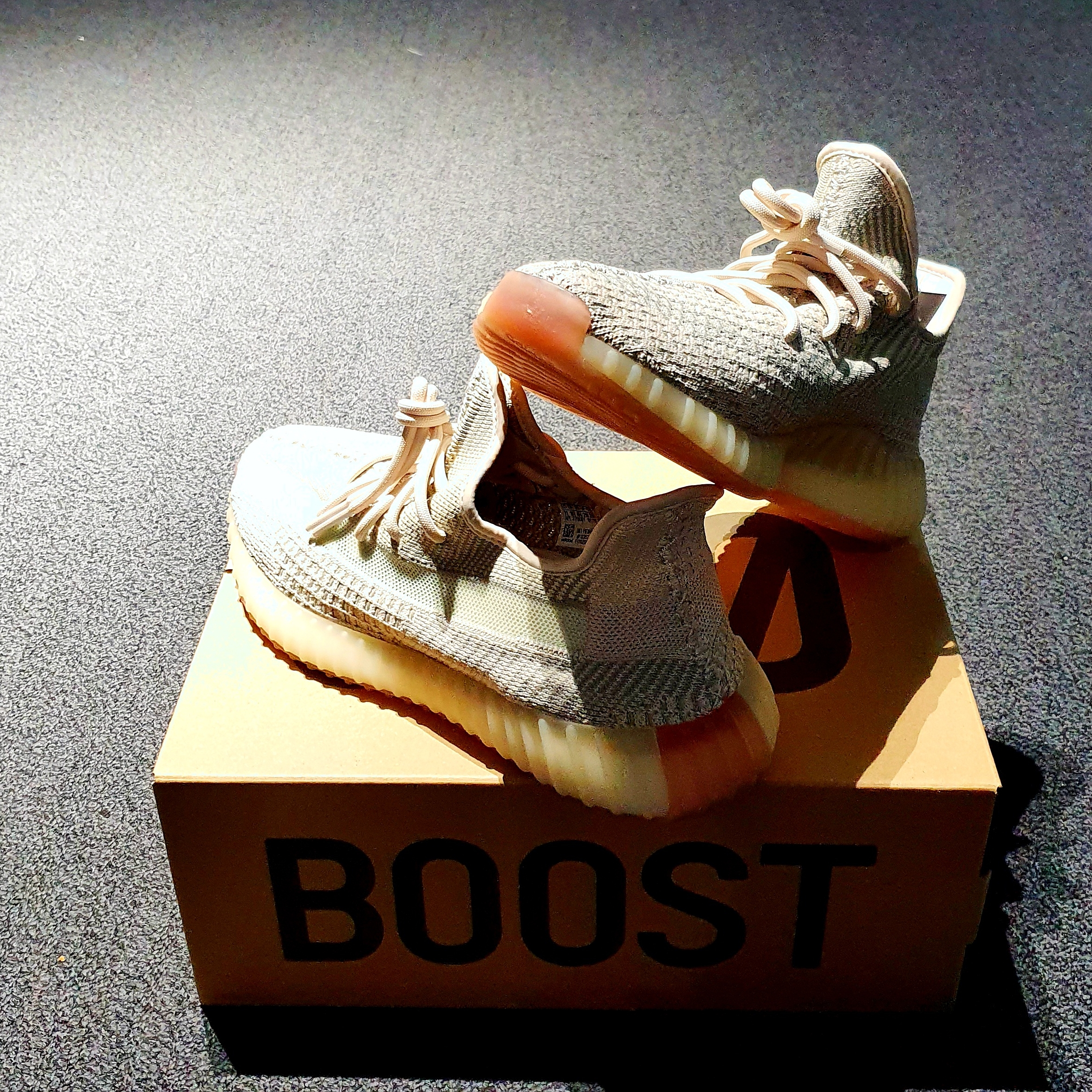 Adidas Yeezy Boost 350 V2 Citrin - Non-Reflective 착용 스타일