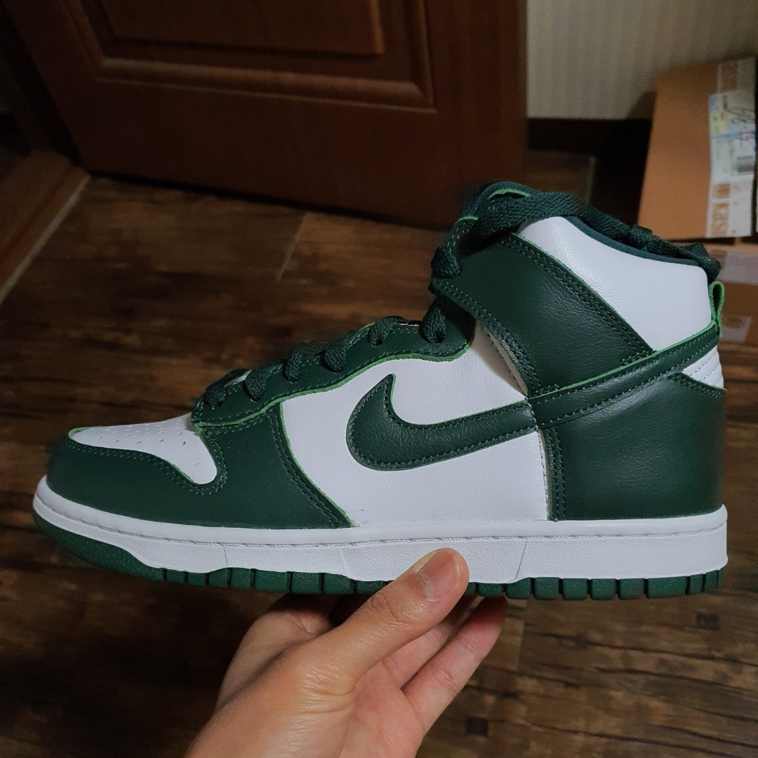 Nike Dunk High SP Spartan Green 착용 스타일