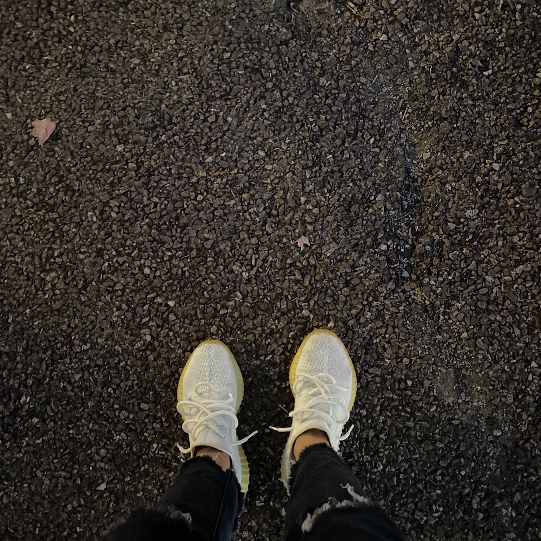 Adidas Yeezy Boost 350 V2 Cream/Triple White 착용 스타일