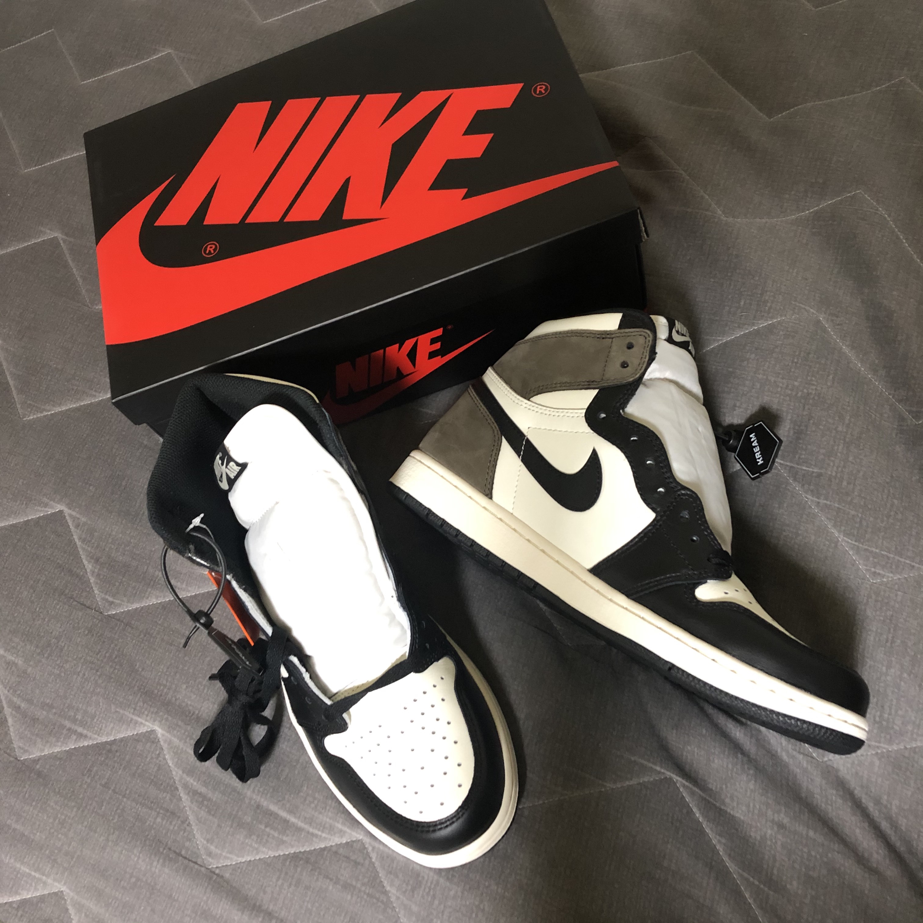 Jordan 1 Retro High OG Black Mocha 착용 스타일