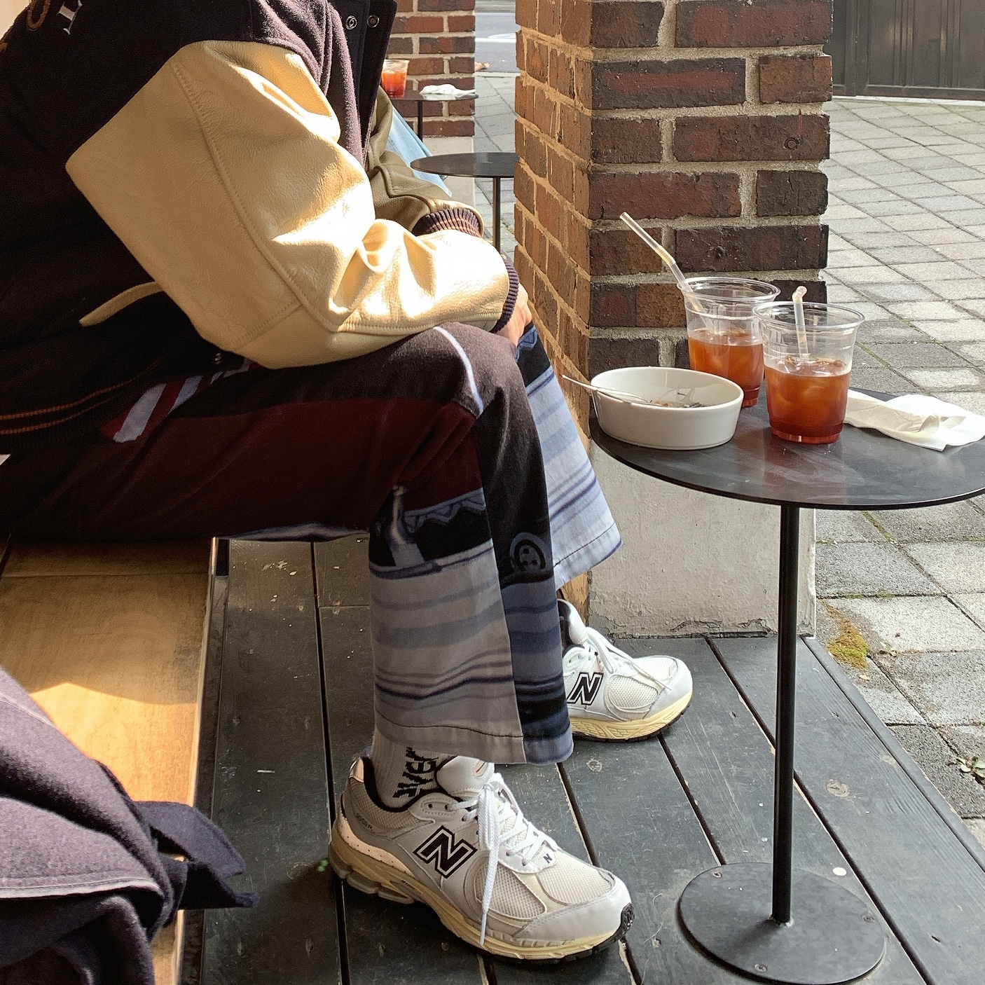 New Balance x Thisisneverthat 2002R White 착용 스타일 - 2