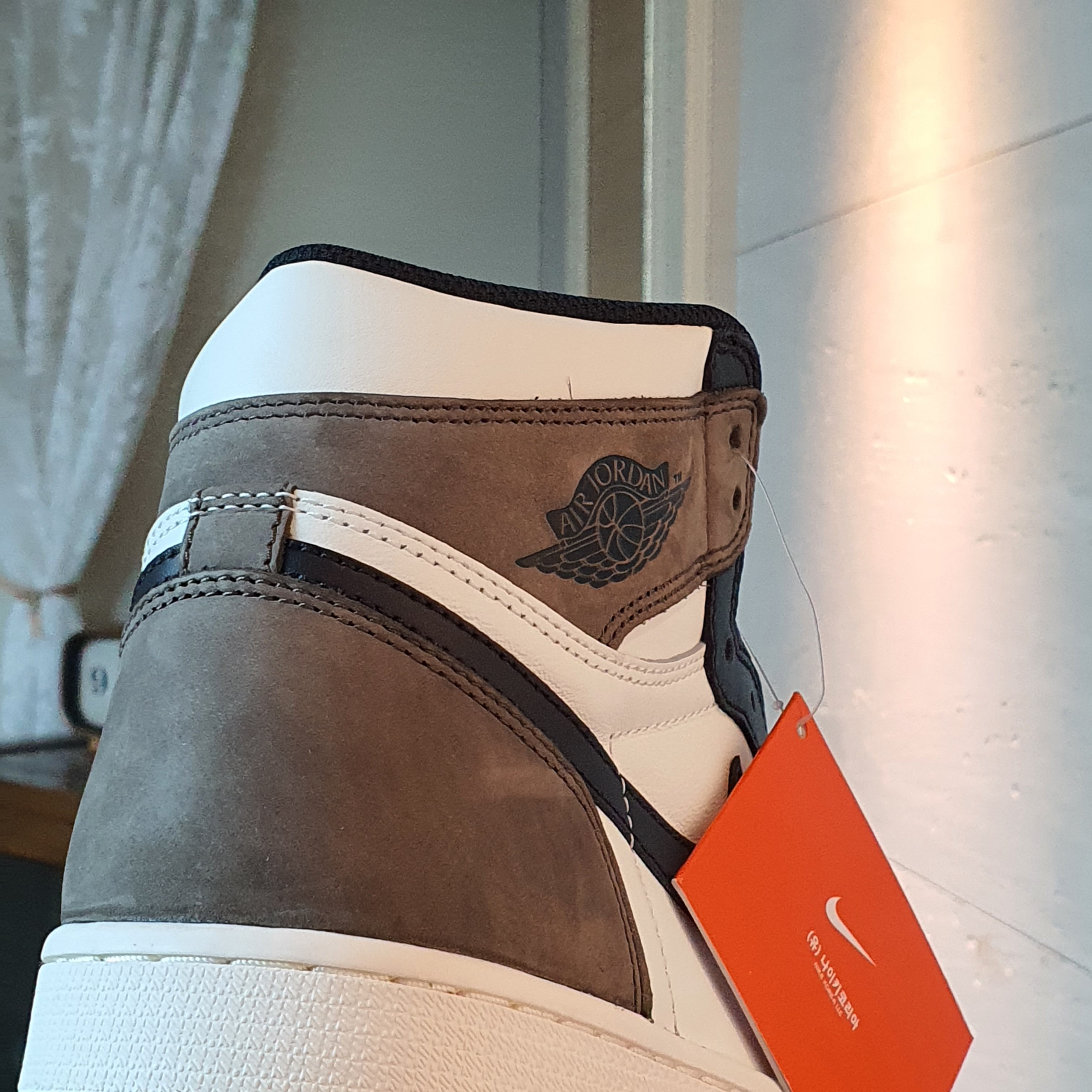 Jordan 1 Retro High OG Black Mocha 착용 스타일 - 3