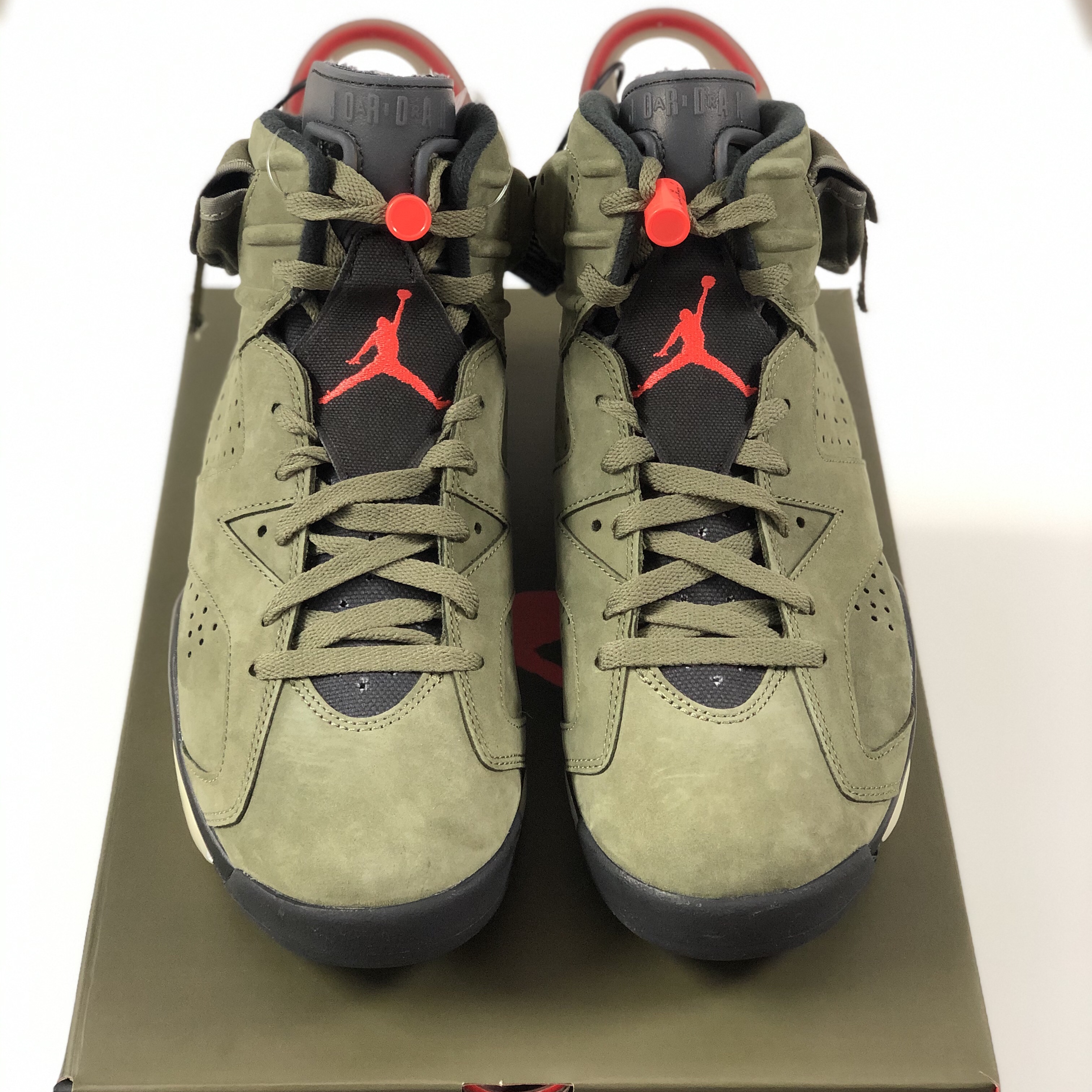 Jordan 6 x Travis Scott Retro Olive 착용 스타일 - 3