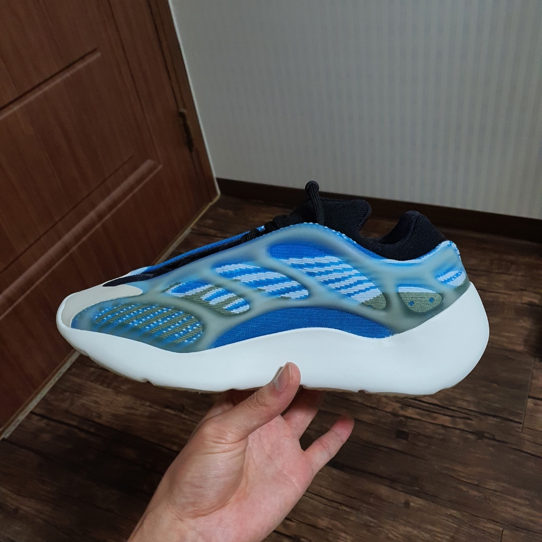 Adidas Yeezy 700 V3 Arzareth 착용 스타일