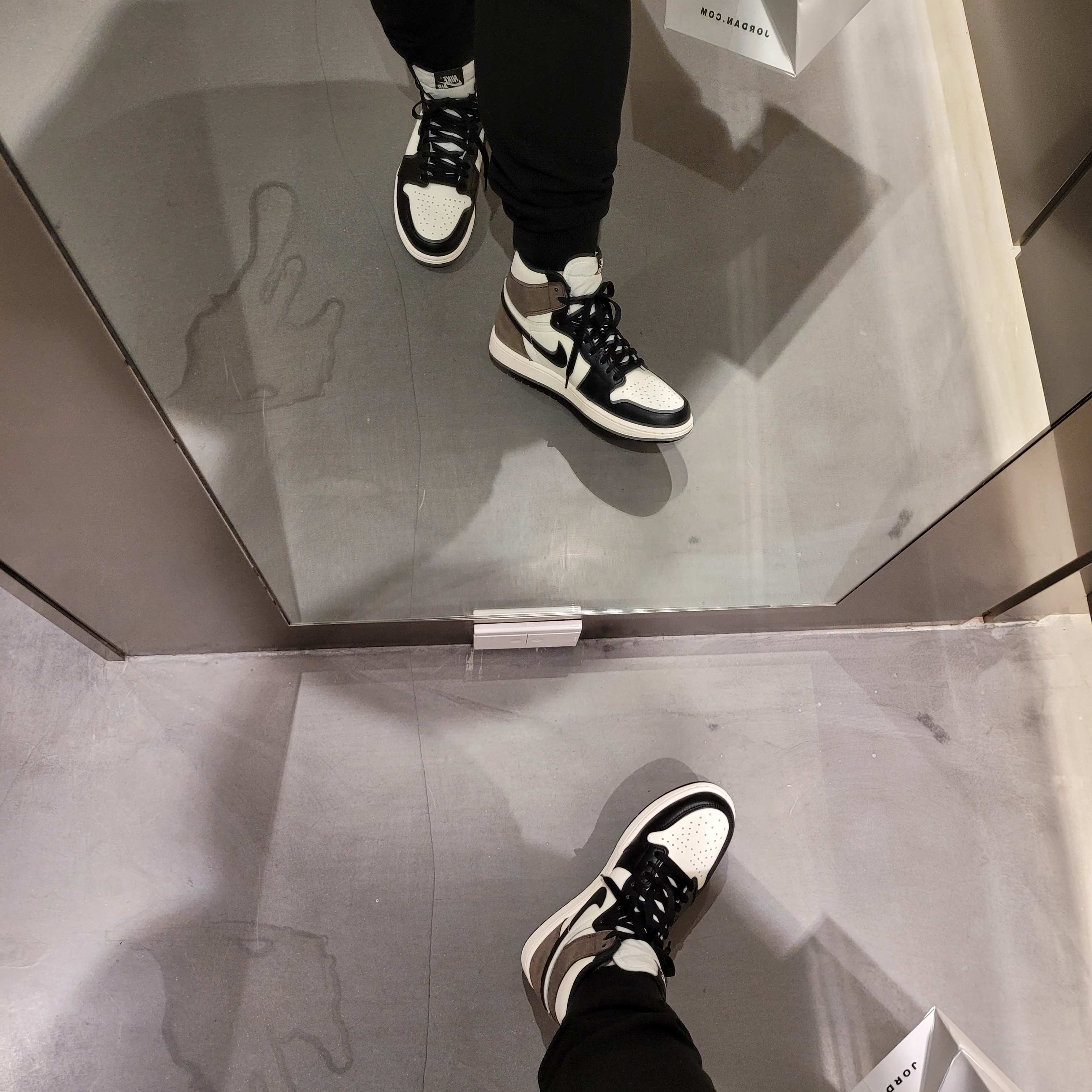 Jordan 1 Retro High OG Black Mocha 착용 스타일