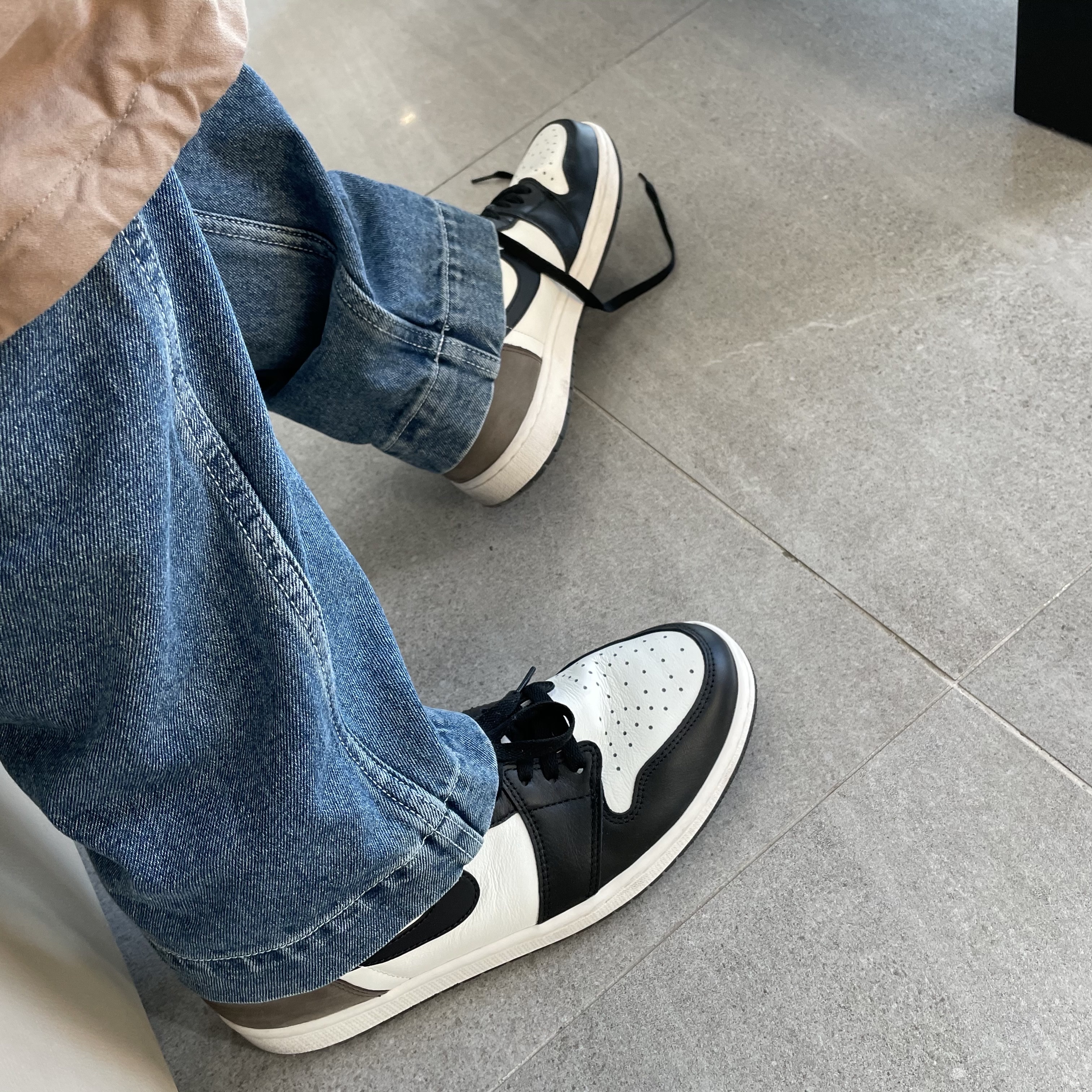 Jordan 1 Retro High OG Black Mocha 착용 스타일 - 1