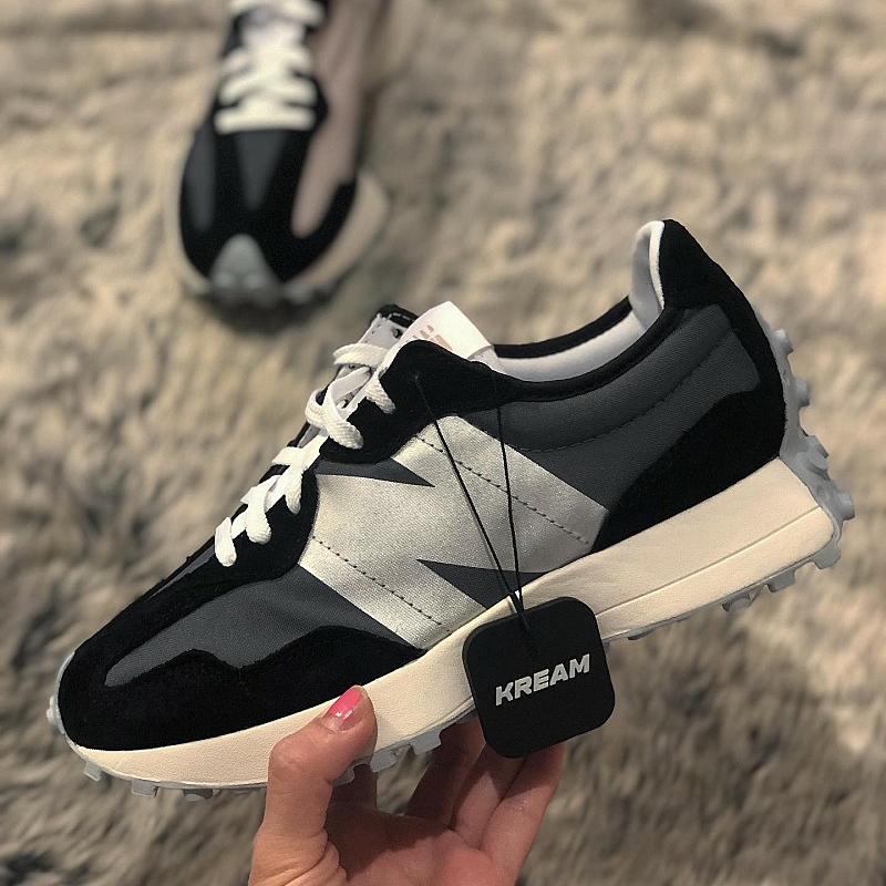 (W) New Balance 327 Black 착용 스타일