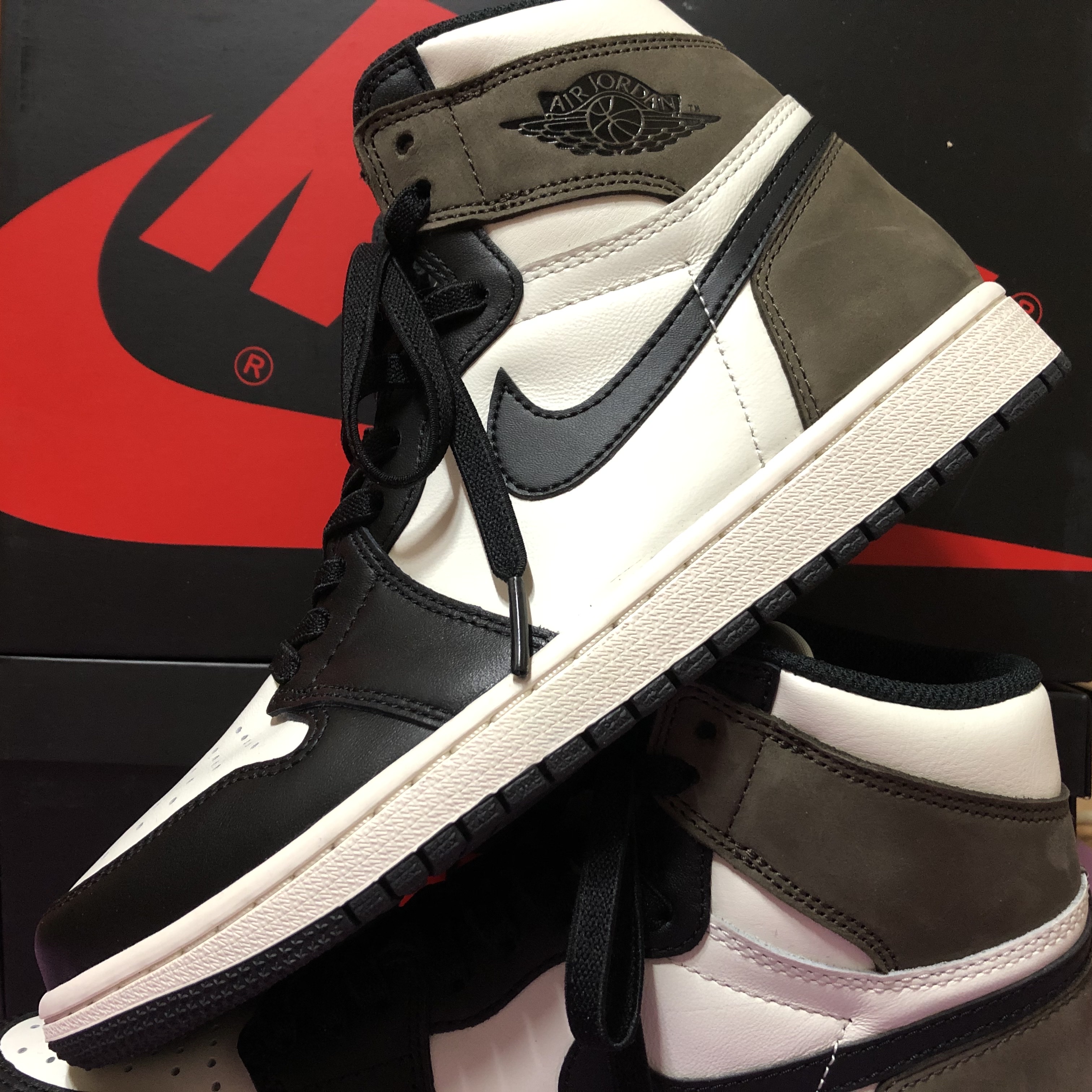 Jordan 1 Retro High OG Black Mocha 착용 스타일