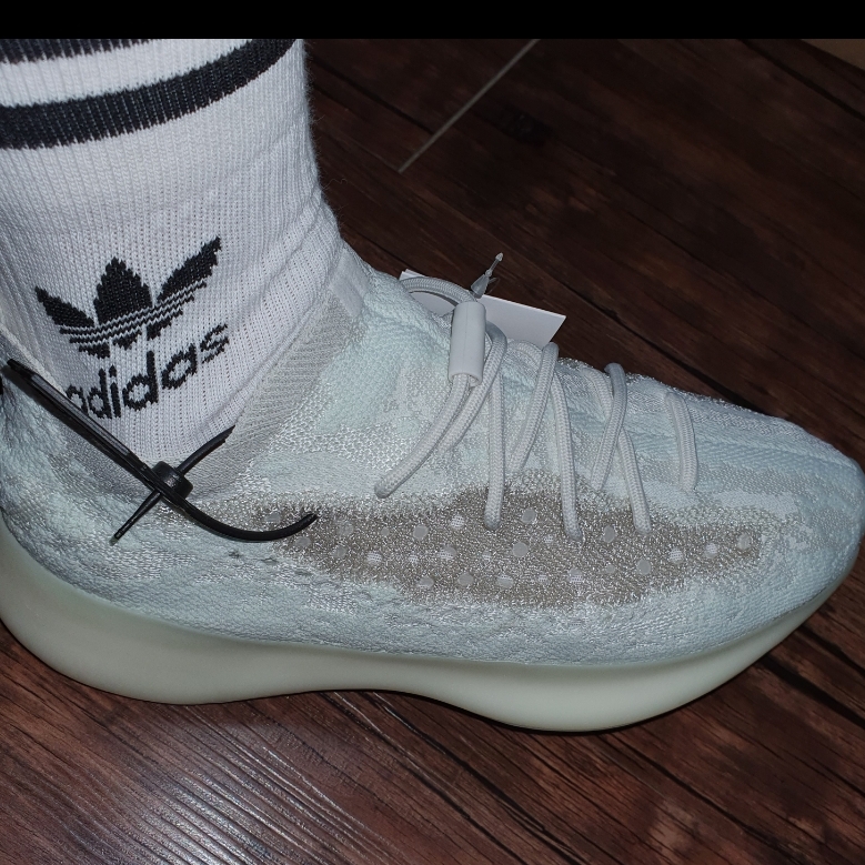 Adidas Yeezy Boost 380 Calcite Glow 착용 스타일