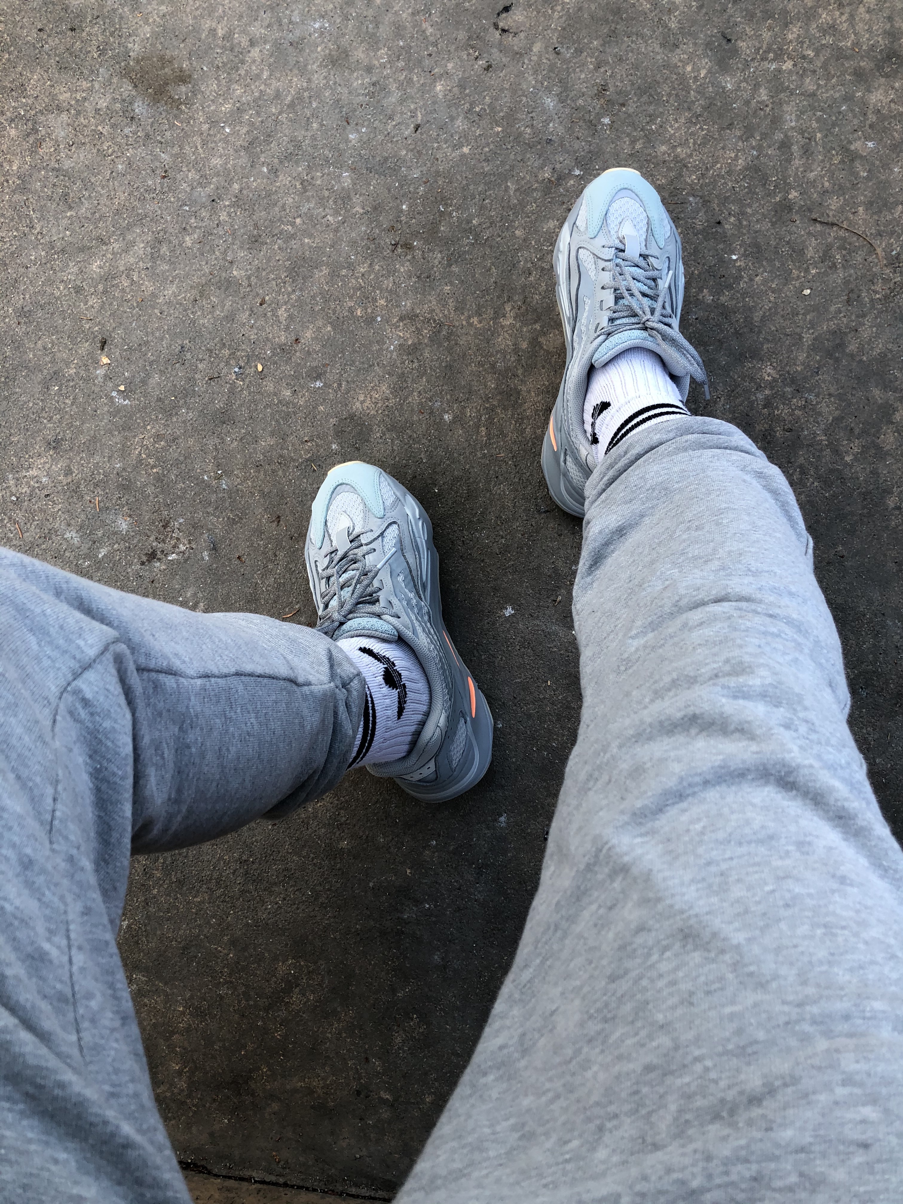 Adidas Yeezy Boost 700 V2 Inertia 착용 스타일 - 2
