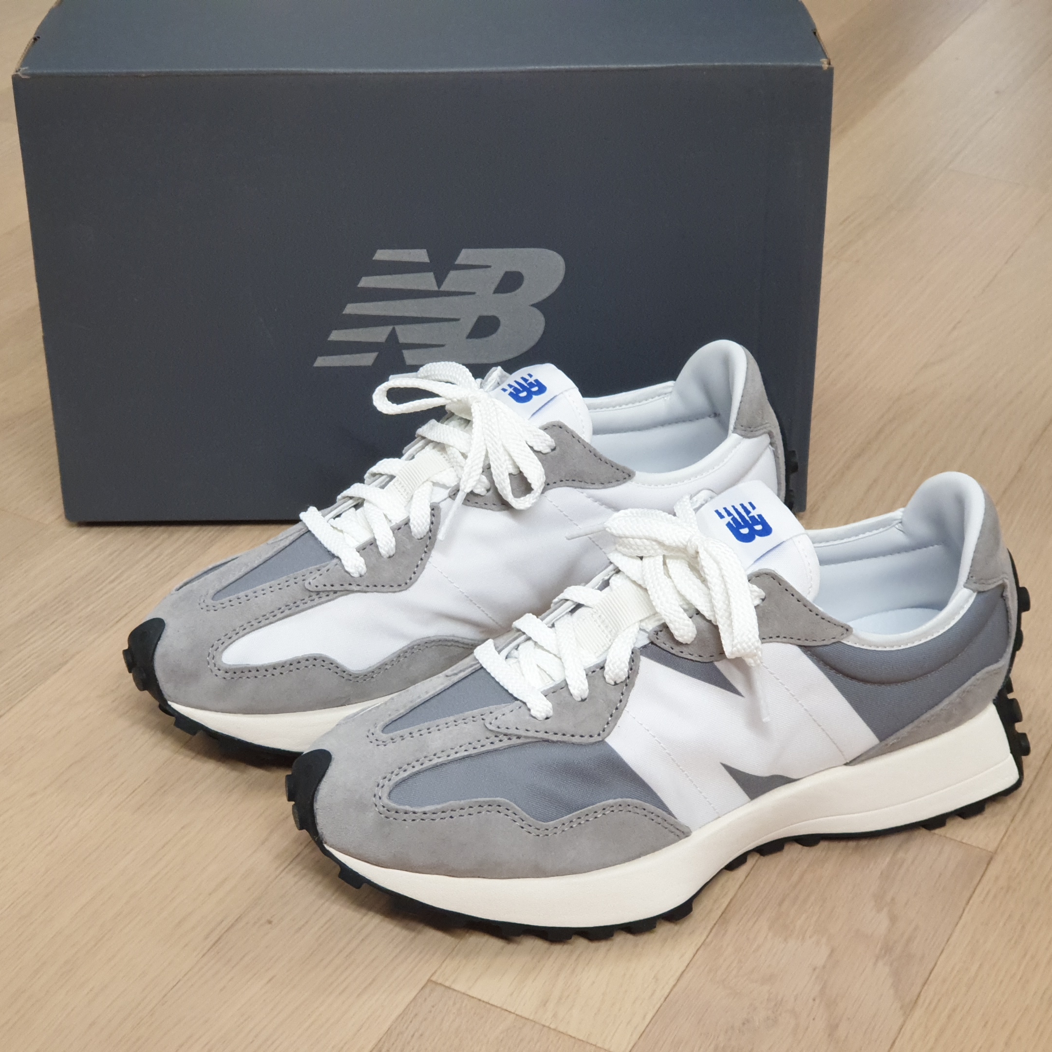 New Balance 327 Grey 착용 스타일