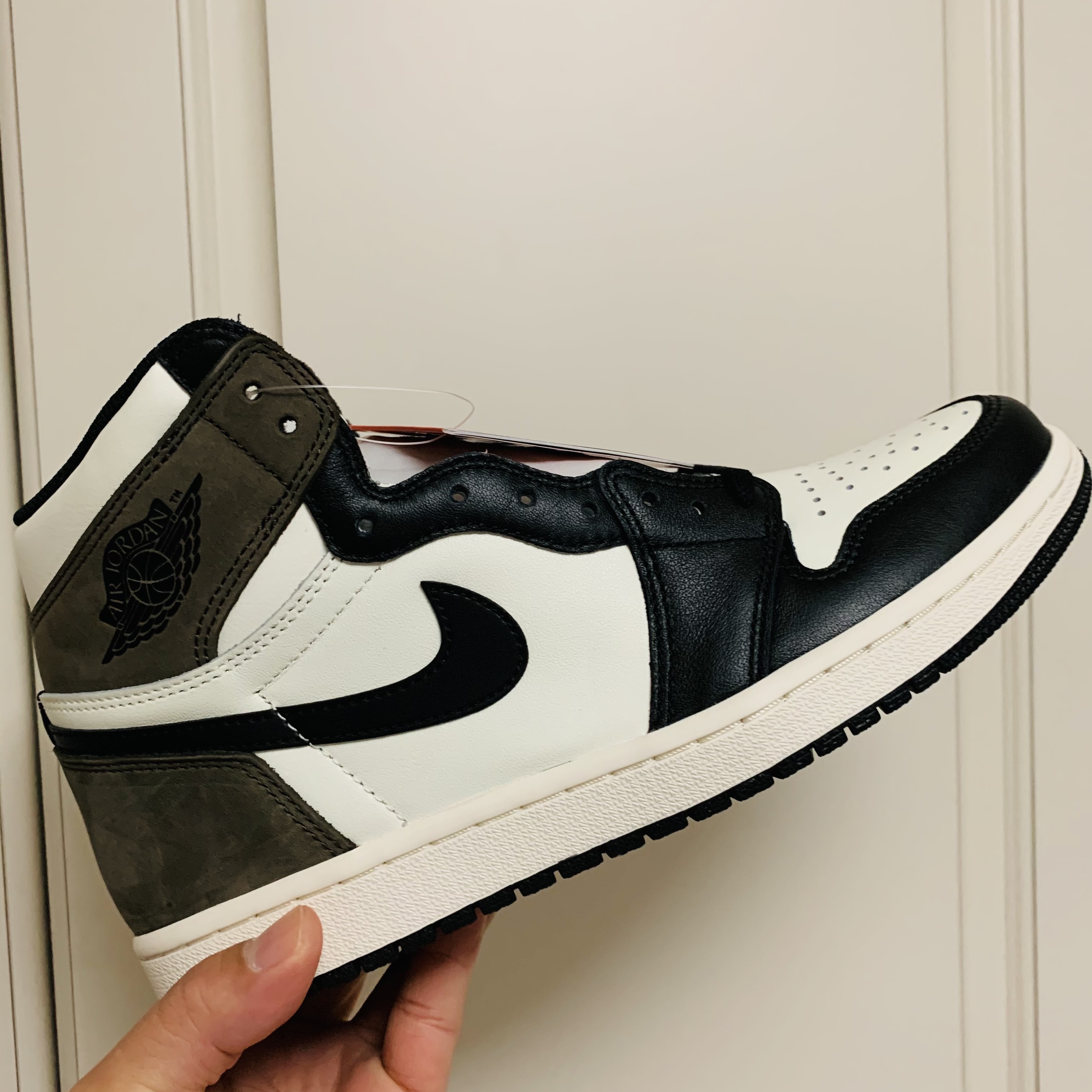 Jordan 1 Retro High OG Black Mocha 착용 스타일