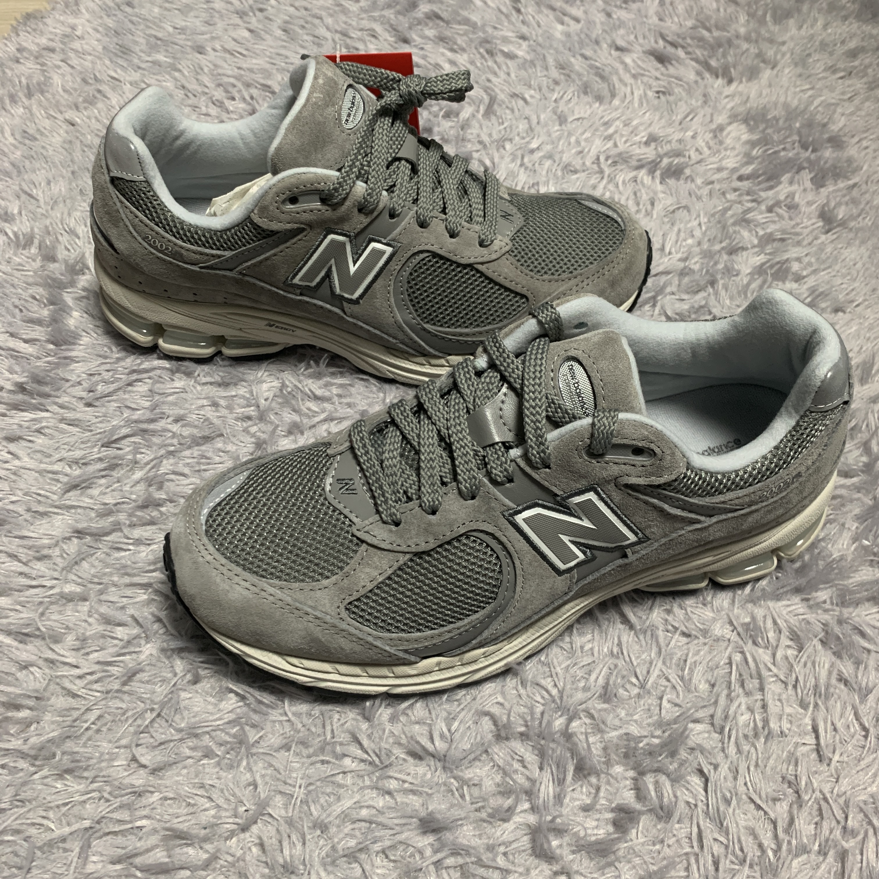 New Balance 2002R Grey 착용 스타일 - 1