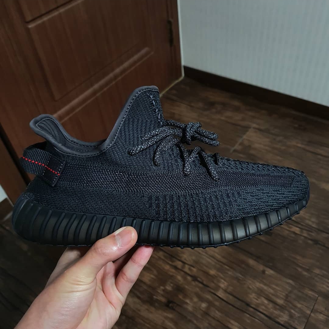Adidas Yeezy Boost 350 V2 Black - Non-Reflective 착용 스타일