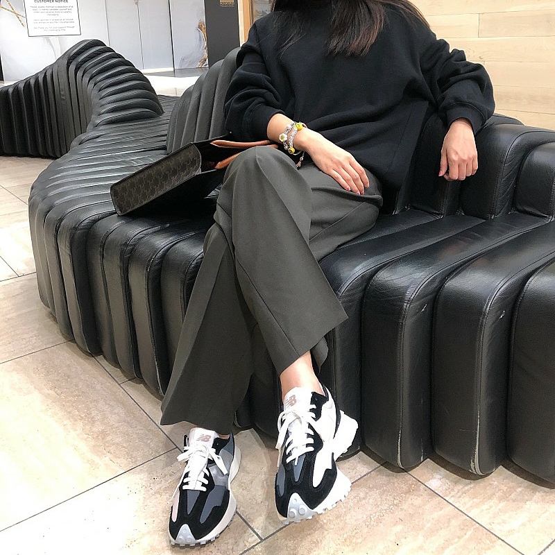 (W) New Balance 327 Black 착용 스타일