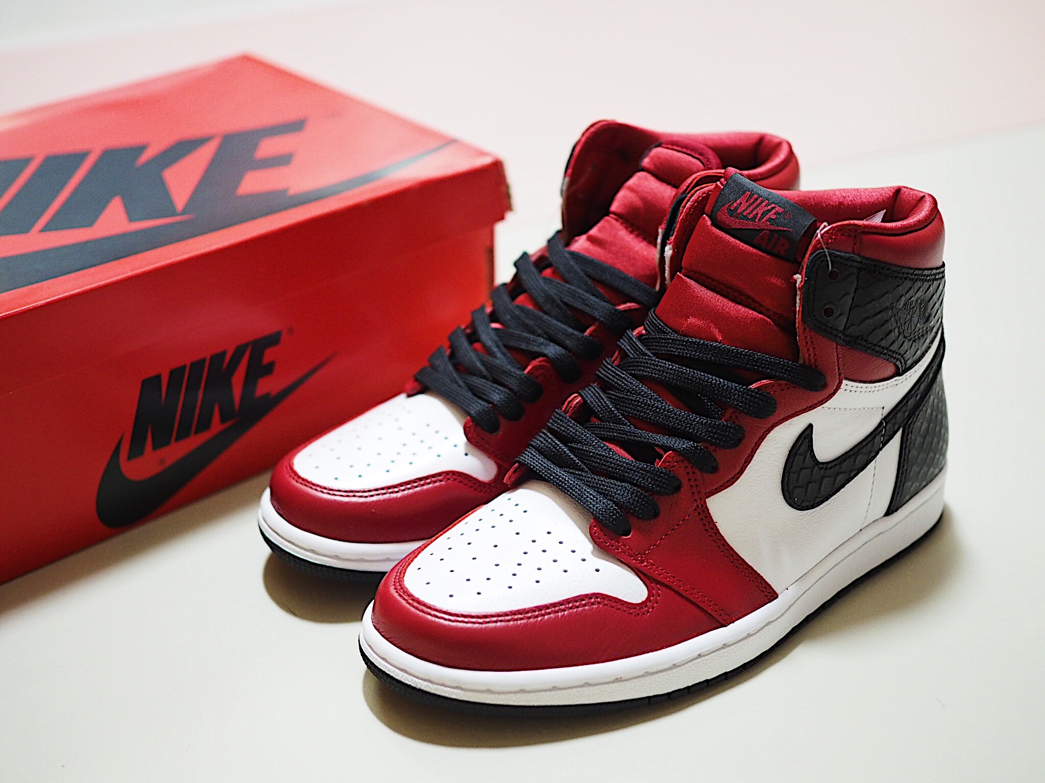 (W) Jordan 1 Retro High Satin Red 착용 스타일