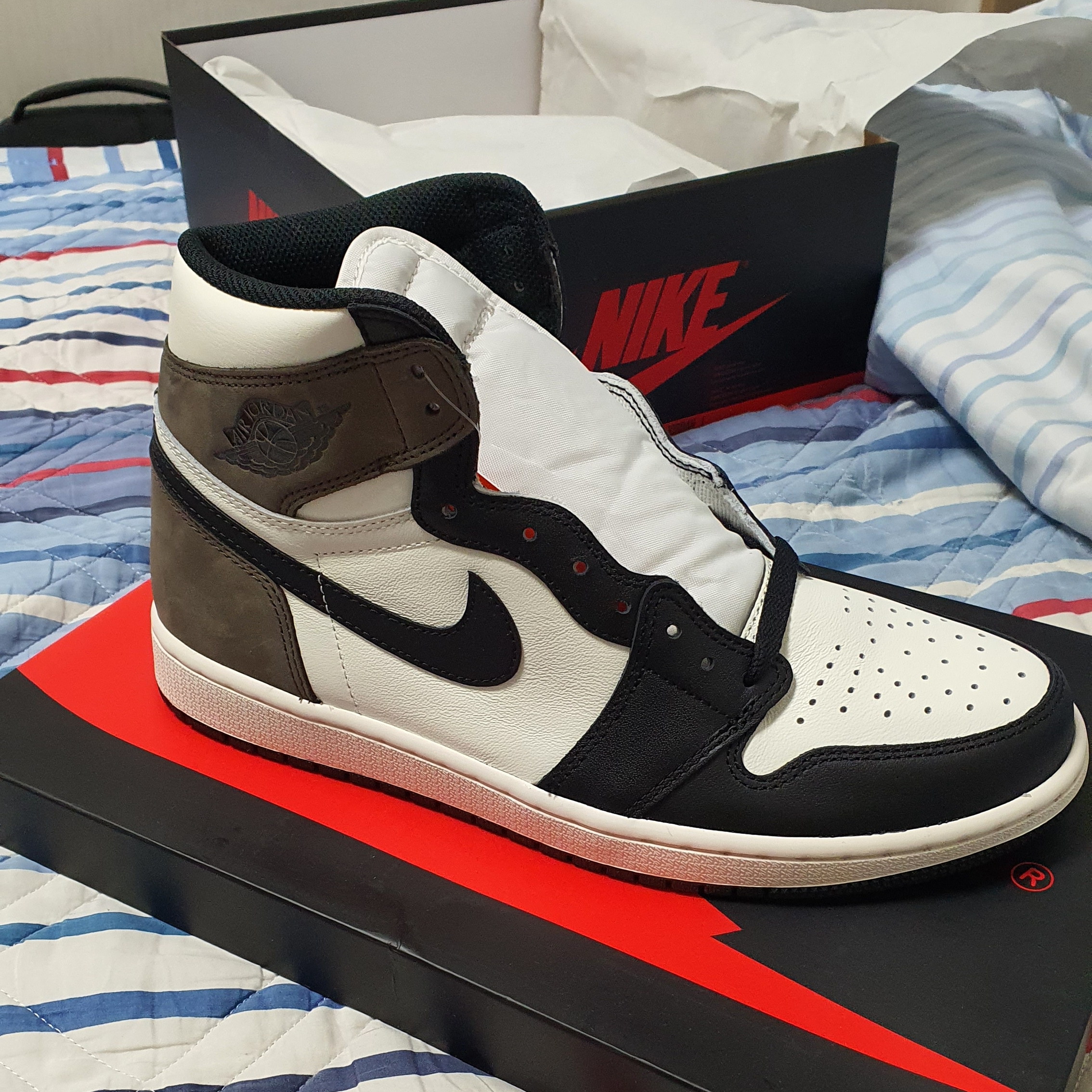 Jordan 1 Retro High OG Black Mocha 착용 스타일