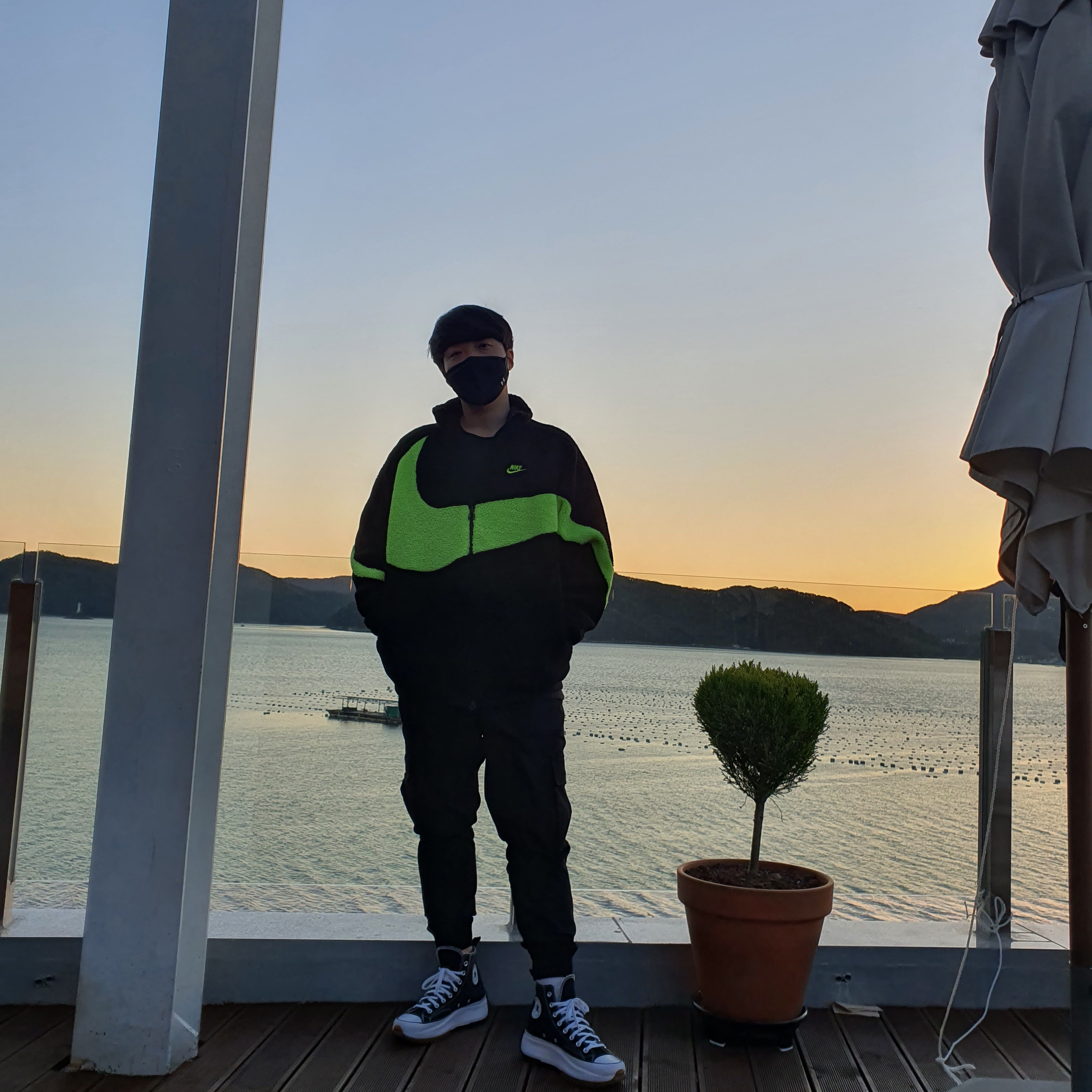 Converse Run Star Hike Hi Black White Gum, Nike Big Swoosh Full Zip Jacket Black Volt 착용 스타일