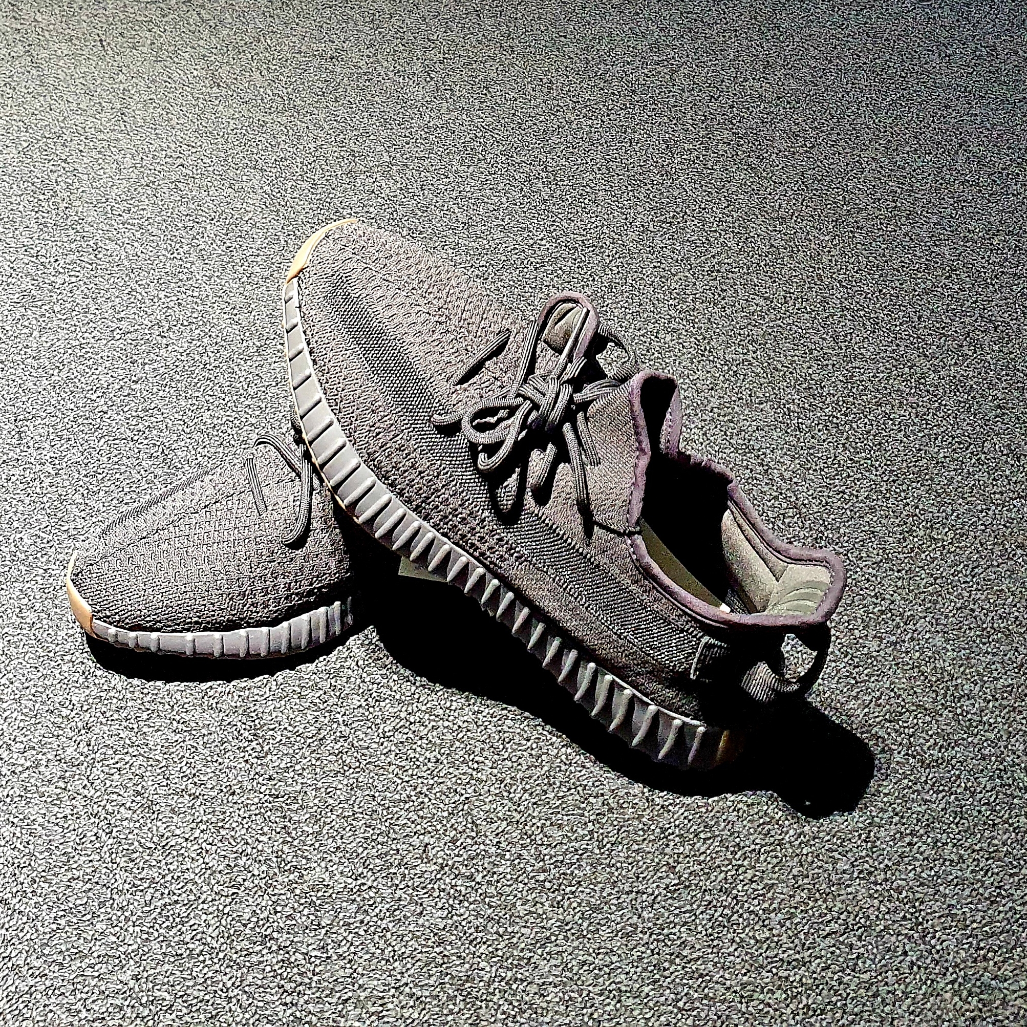 Adidas Yeezy Boost 350 V2 Cinder 착용 스타일