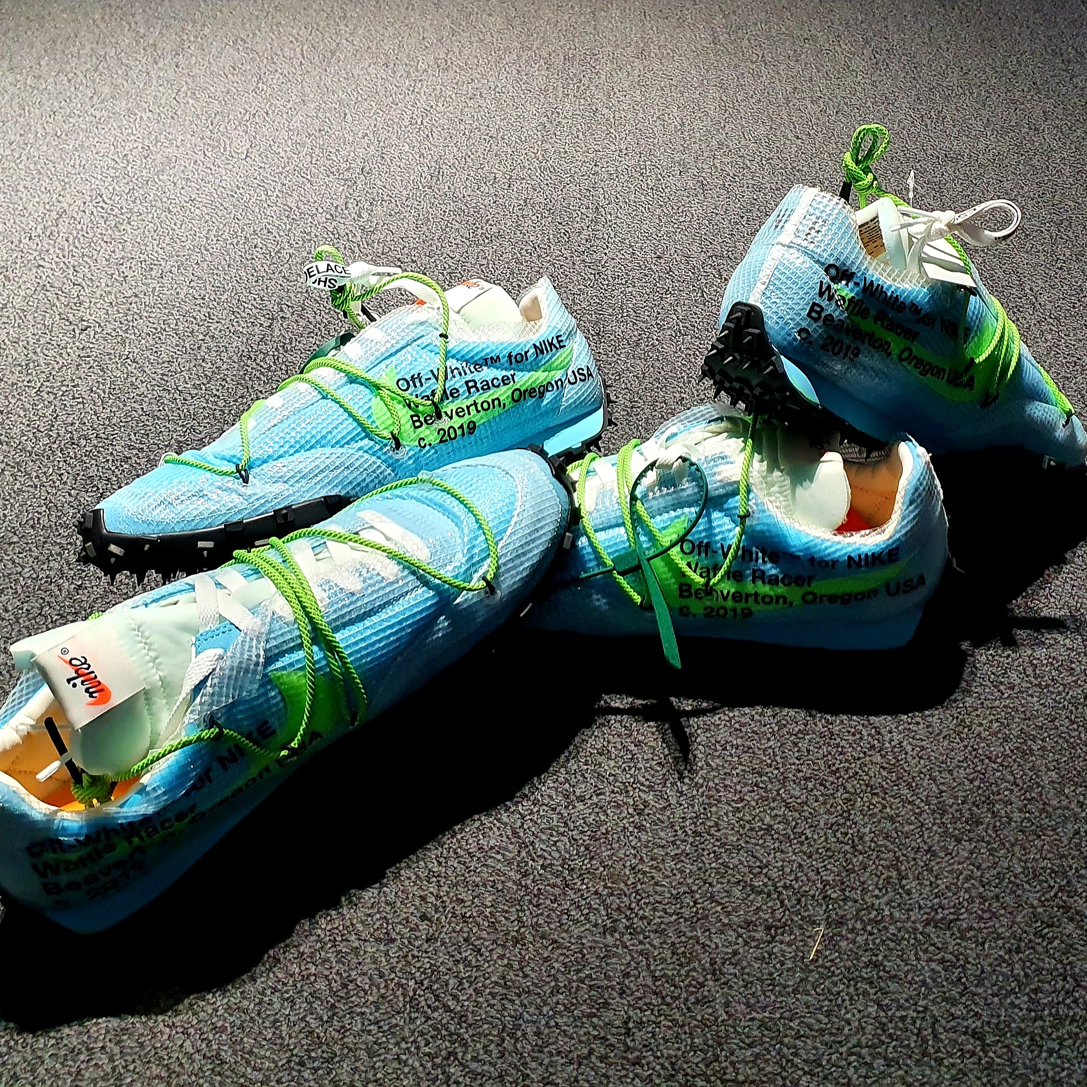 (W) Nike x Off-White Waffle Racer Vivid Sky 착용 스타일