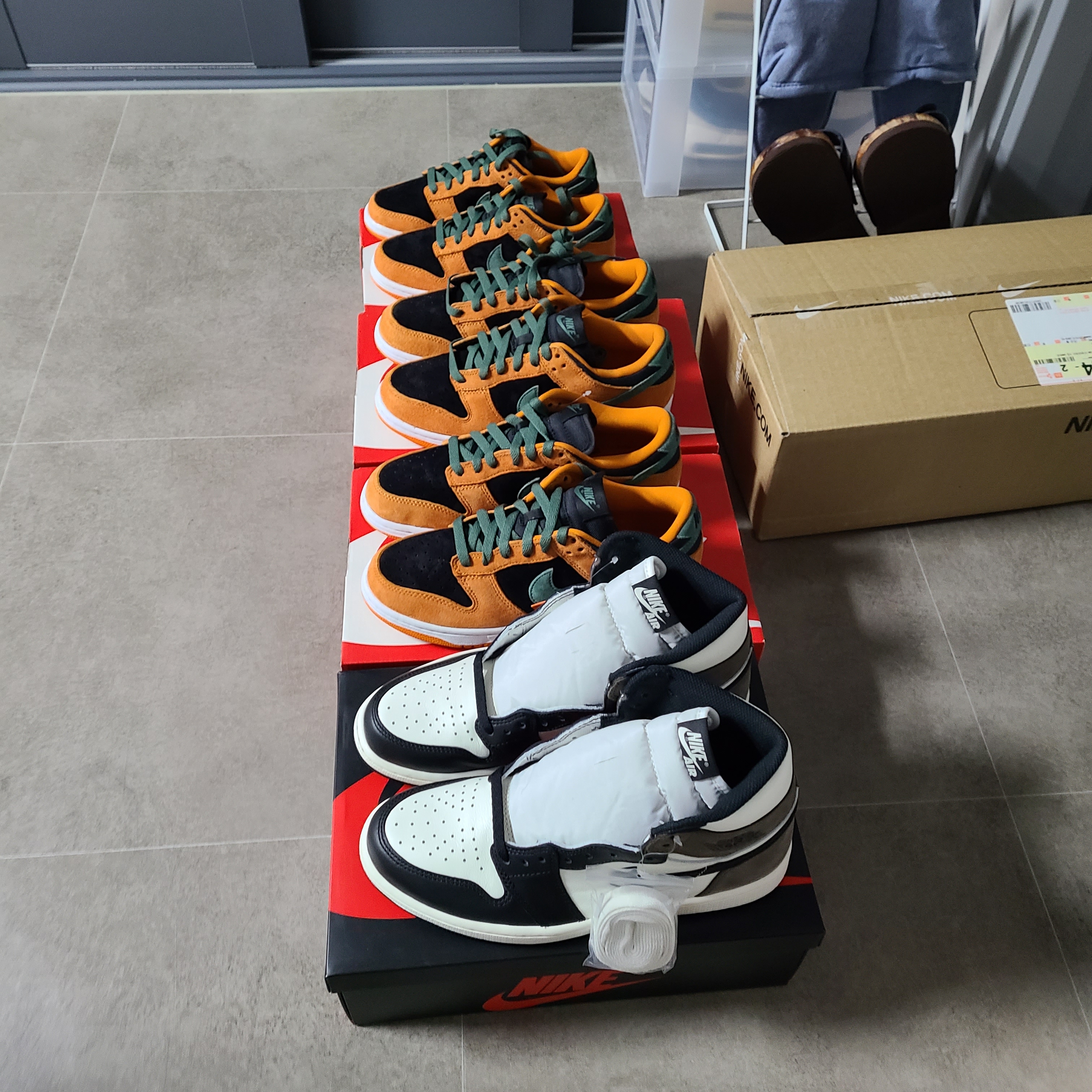 Nike Dunk Low SP Ceramic, Jordan 1 Retro High OG Black Mocha 착용 스타일