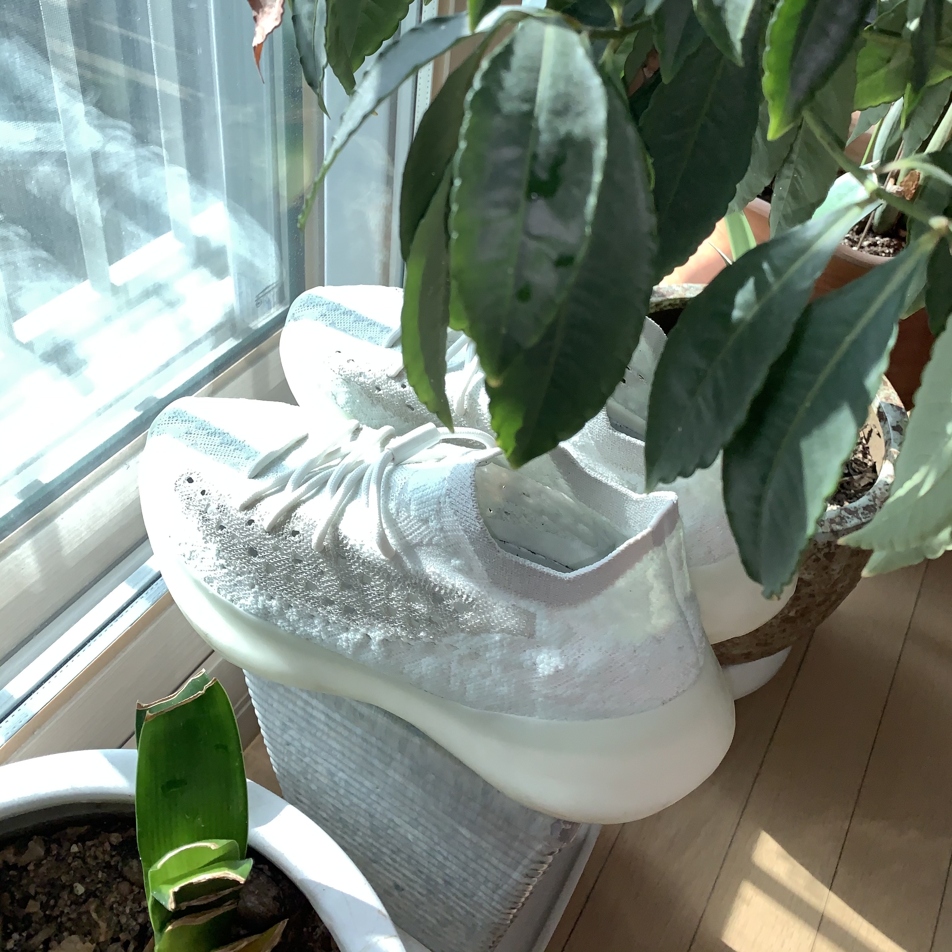 Adidas Yeezy Boost 380 Calcite Glow 착용 스타일 - 4