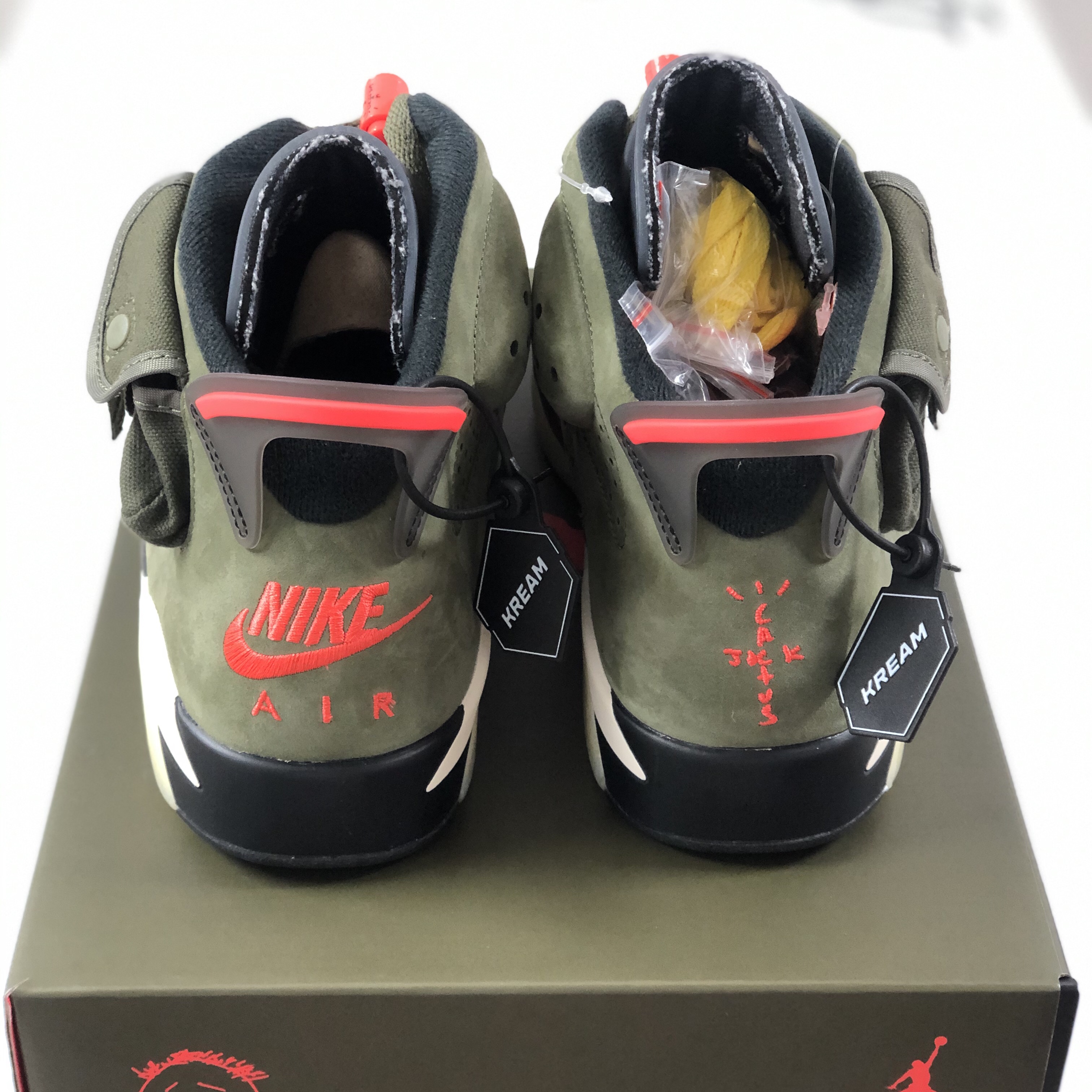 Jordan 6 x Travis Scott Retro Olive 착용 스타일 - 4