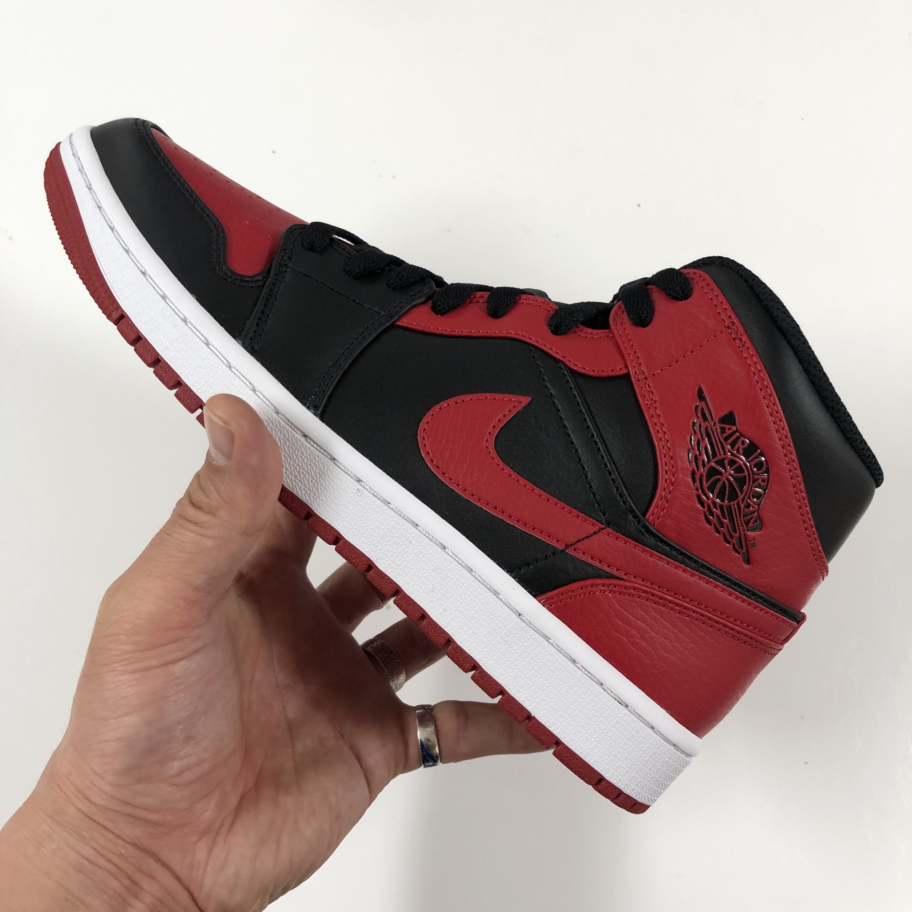 Jordan 1 Mid Bred Banned 2020 착용 스타일 - 1