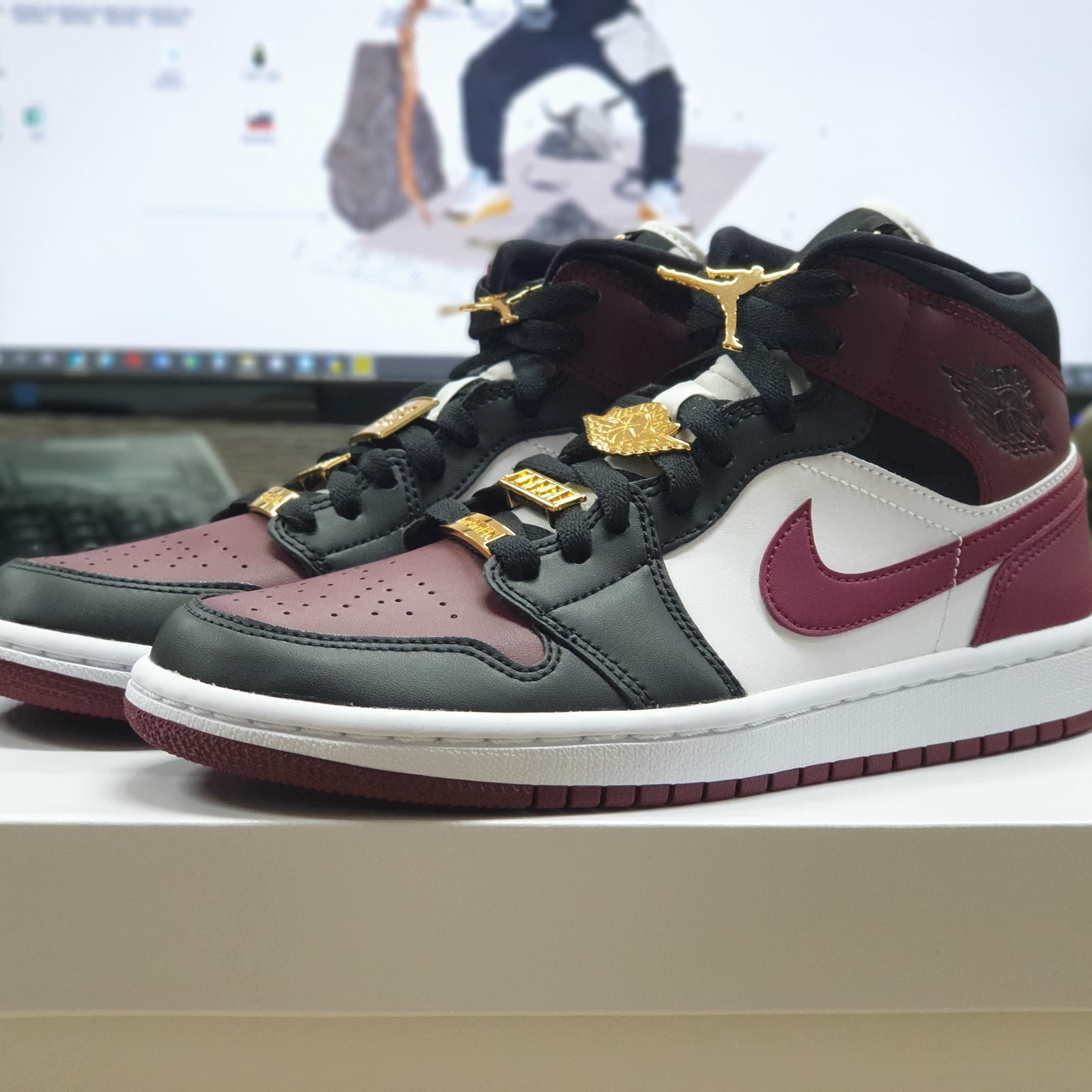 (W) Jordan 1 Mid SE Dark Beetroot 착용 스타일