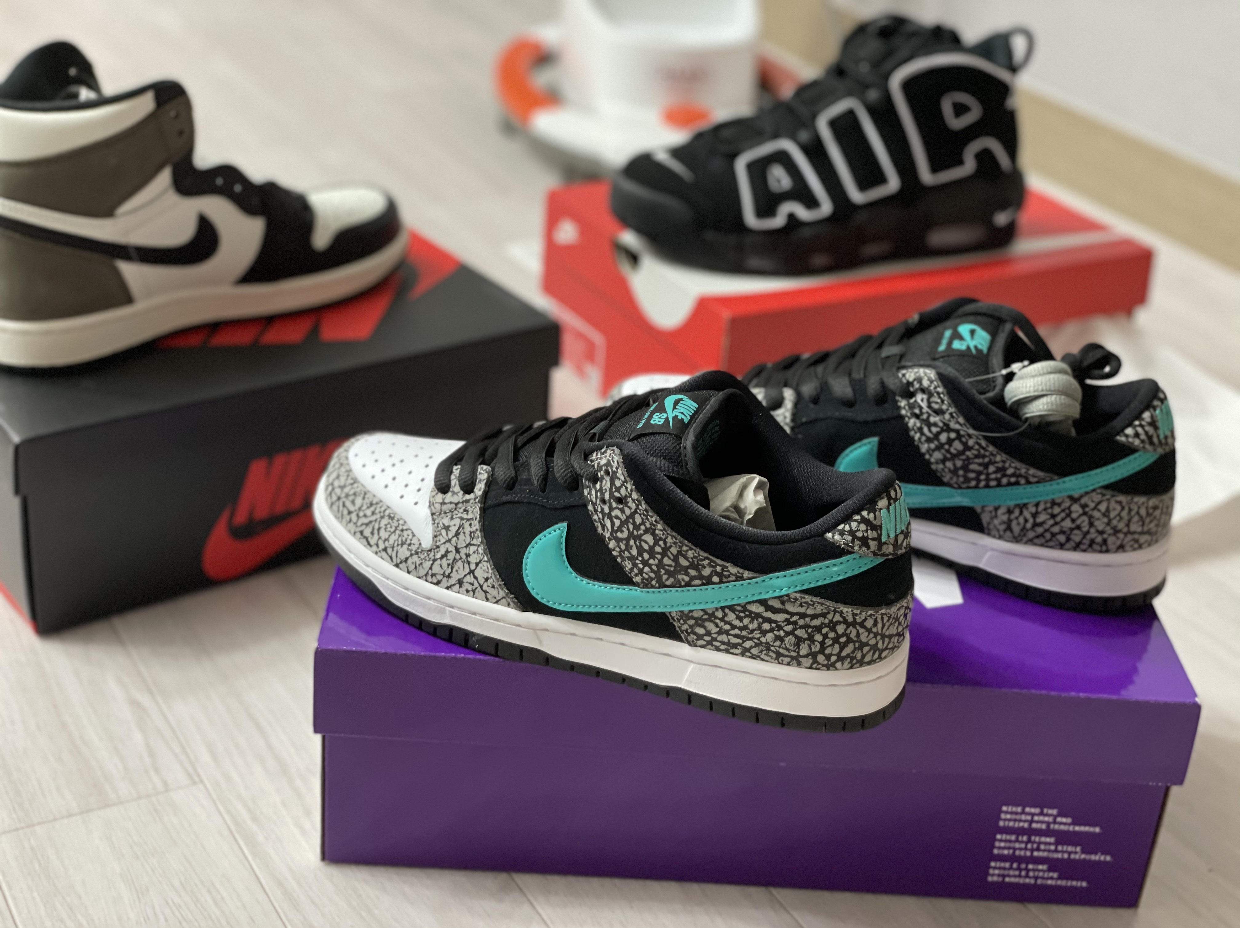 Nike SB Dunk Low Pro Clear Jade, Jordan 1 Retro High OG Black Mocha 착용 스타일