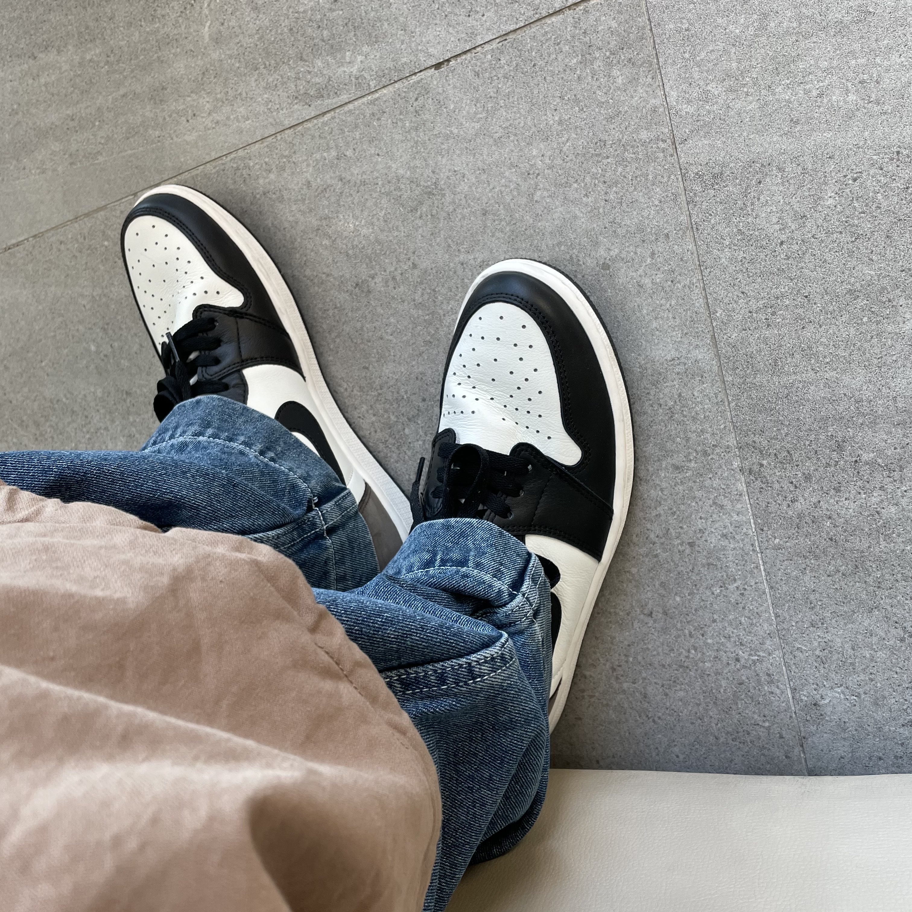 Jordan 1 Retro High OG Black Mocha 착용 스타일 - 2