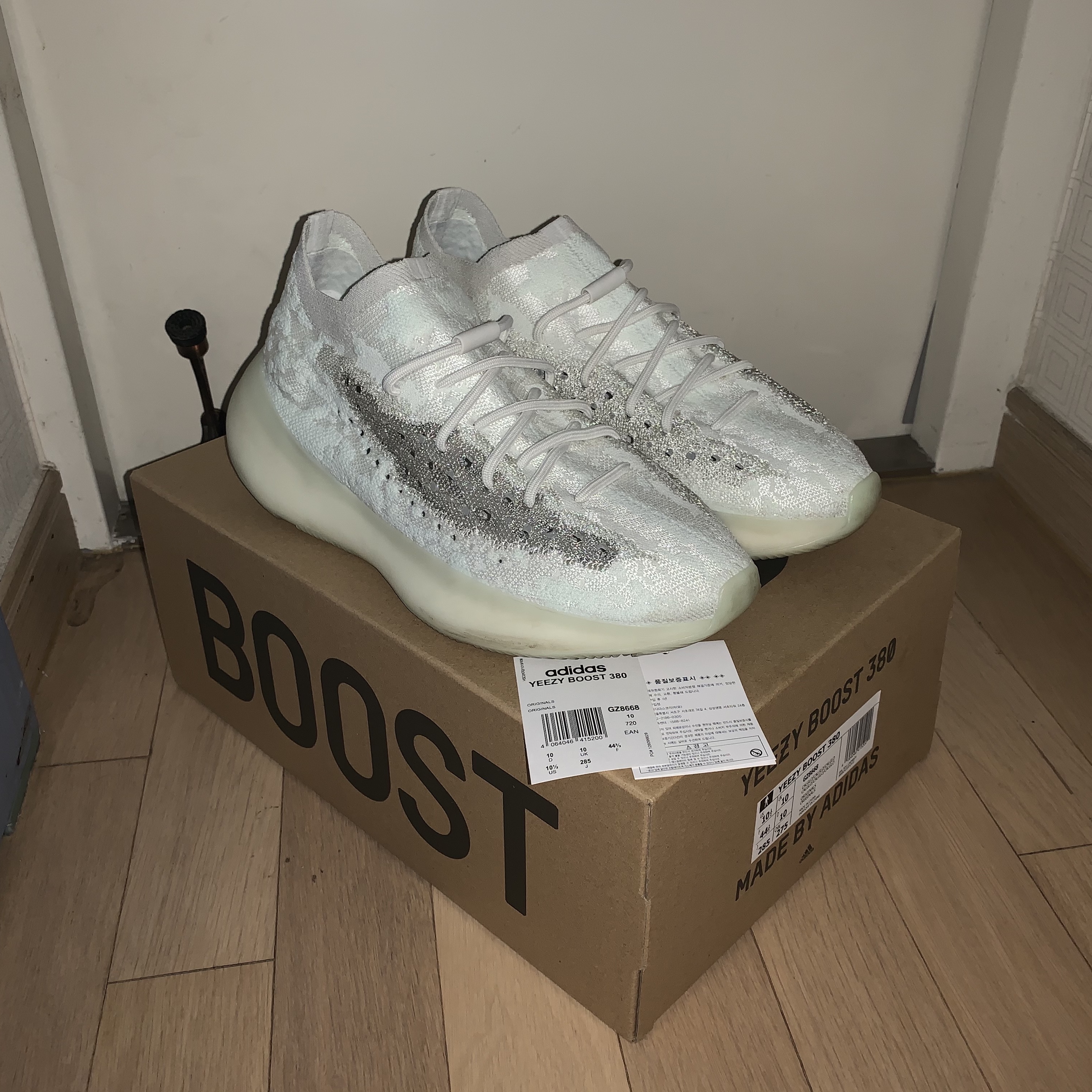 Adidas Yeezy Boost 380 Calcite Glow 착용 스타일 - 1