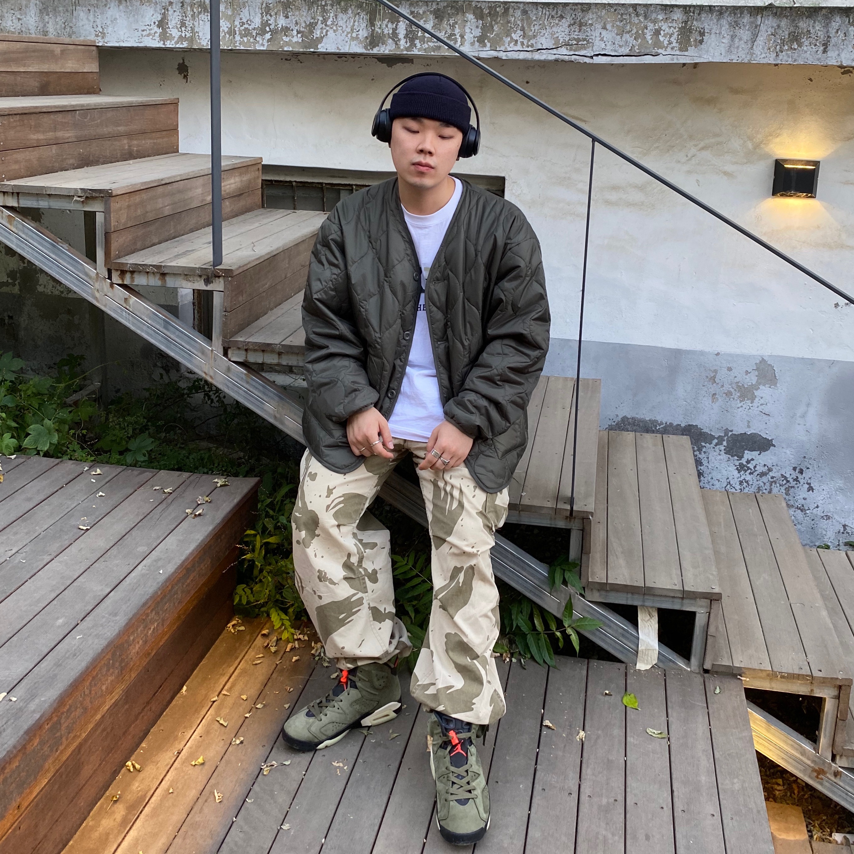 Jordan 6 x Travis Scott Retro Olive 착용 스타일 - 2