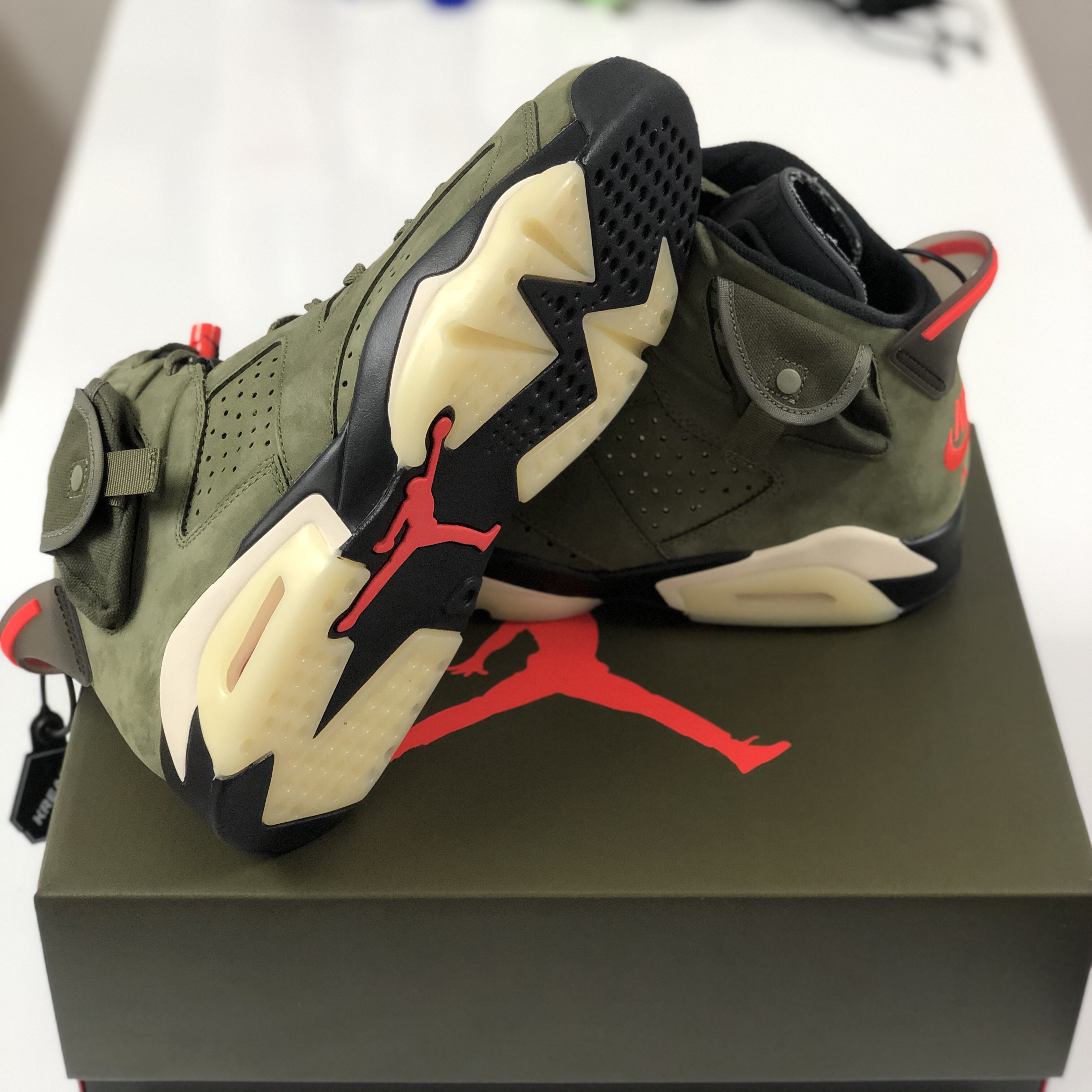 Jordan 6 x Travis Scott Retro Olive 착용 스타일 - 5